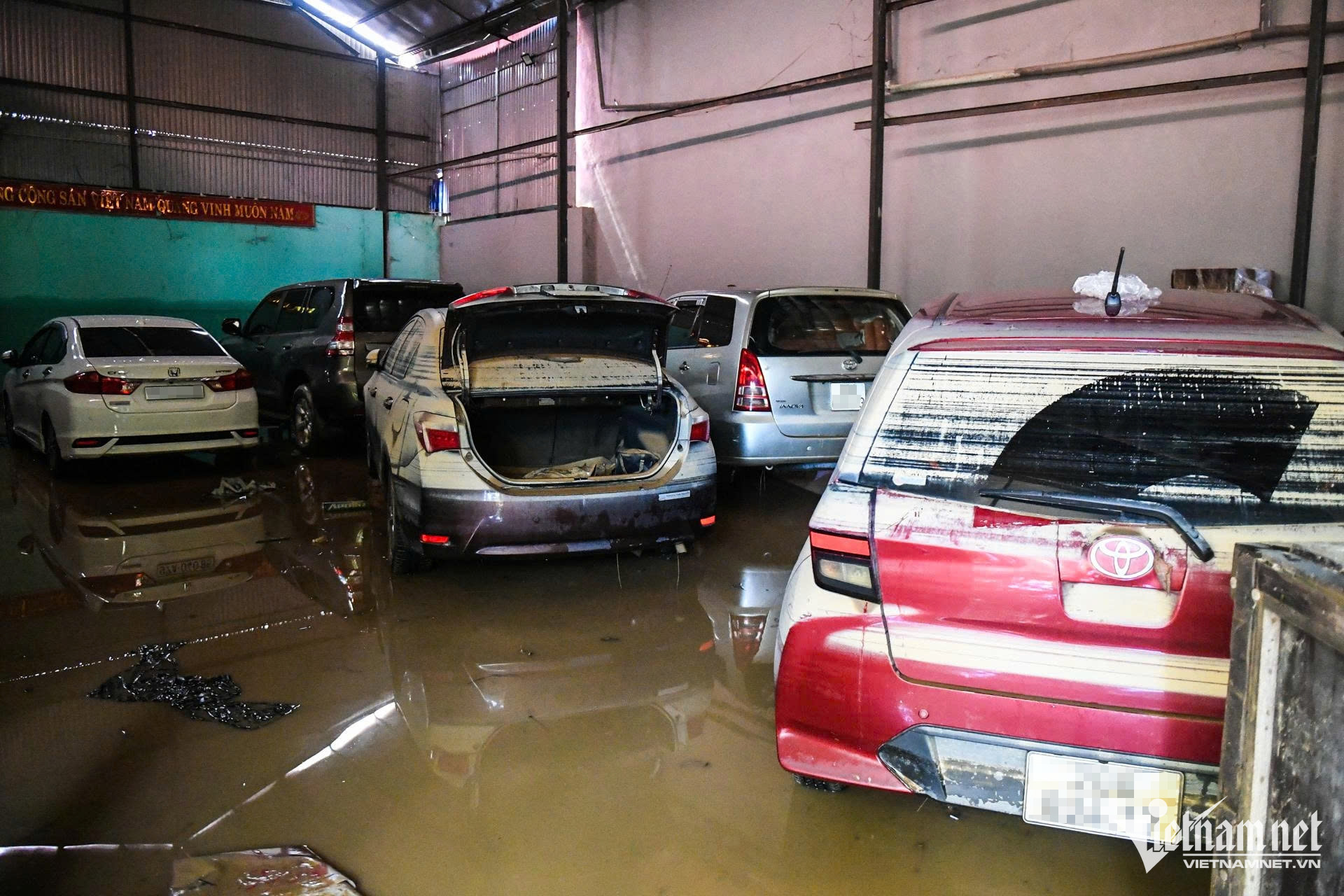 Loạt &ocirc; t&ocirc; bị ngập nước lũ ở Th&aacute;i Nguy&ecirc;n: Nỗi khổ của người d&acirc;n - Ảnh 12.