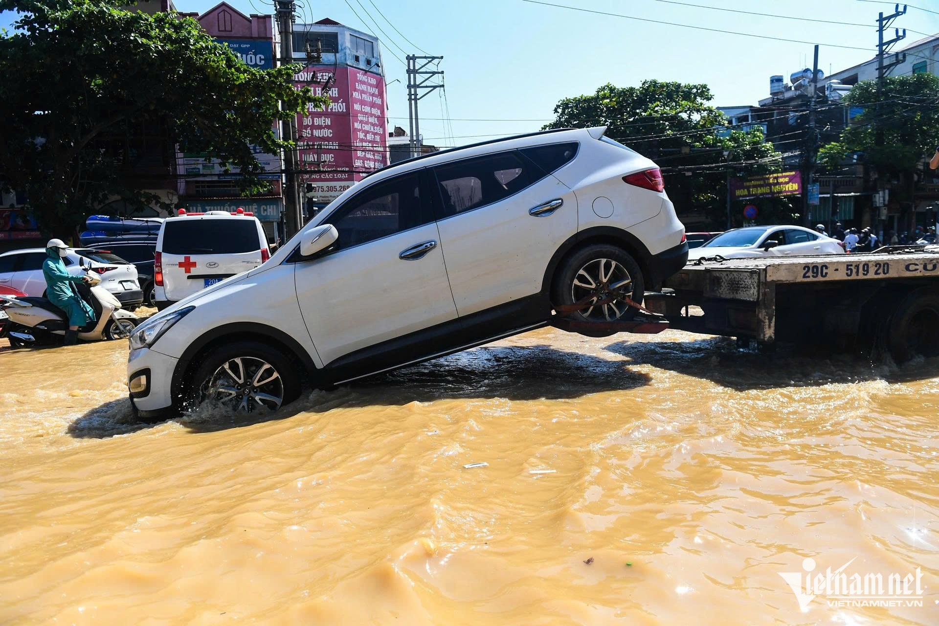 Loạt &ocirc; t&ocirc; bị ngập nước lũ ở Th&aacute;i Nguy&ecirc;n: Nỗi khổ của người d&acirc;n - Ảnh 14.