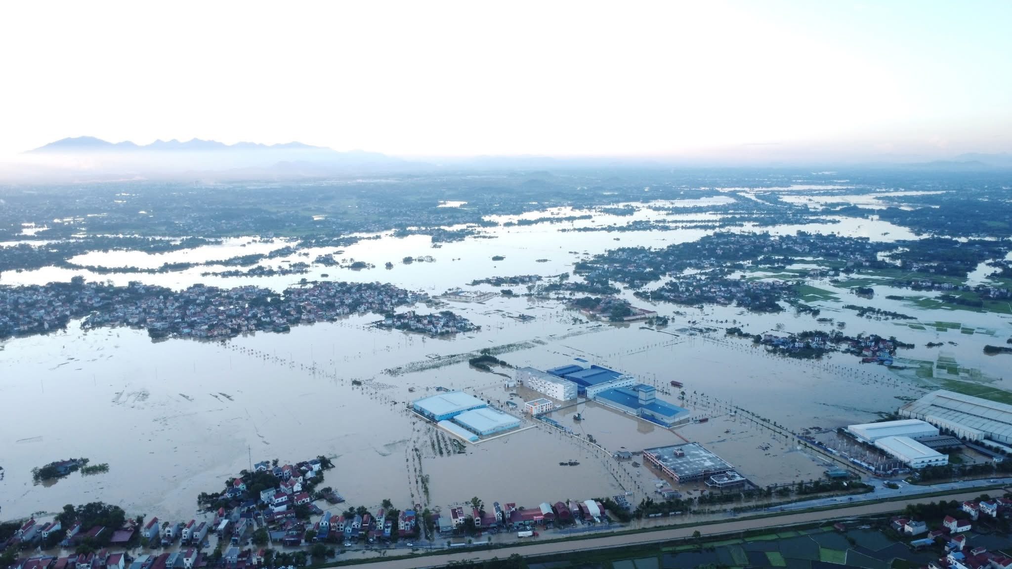 Lũ s&ocirc;ng Cầu Bắc Ninh khiến nhiều th&ocirc;n ch&igrave;m trong biển nước , cuộc sống đảo lộn - Ảnh 4.