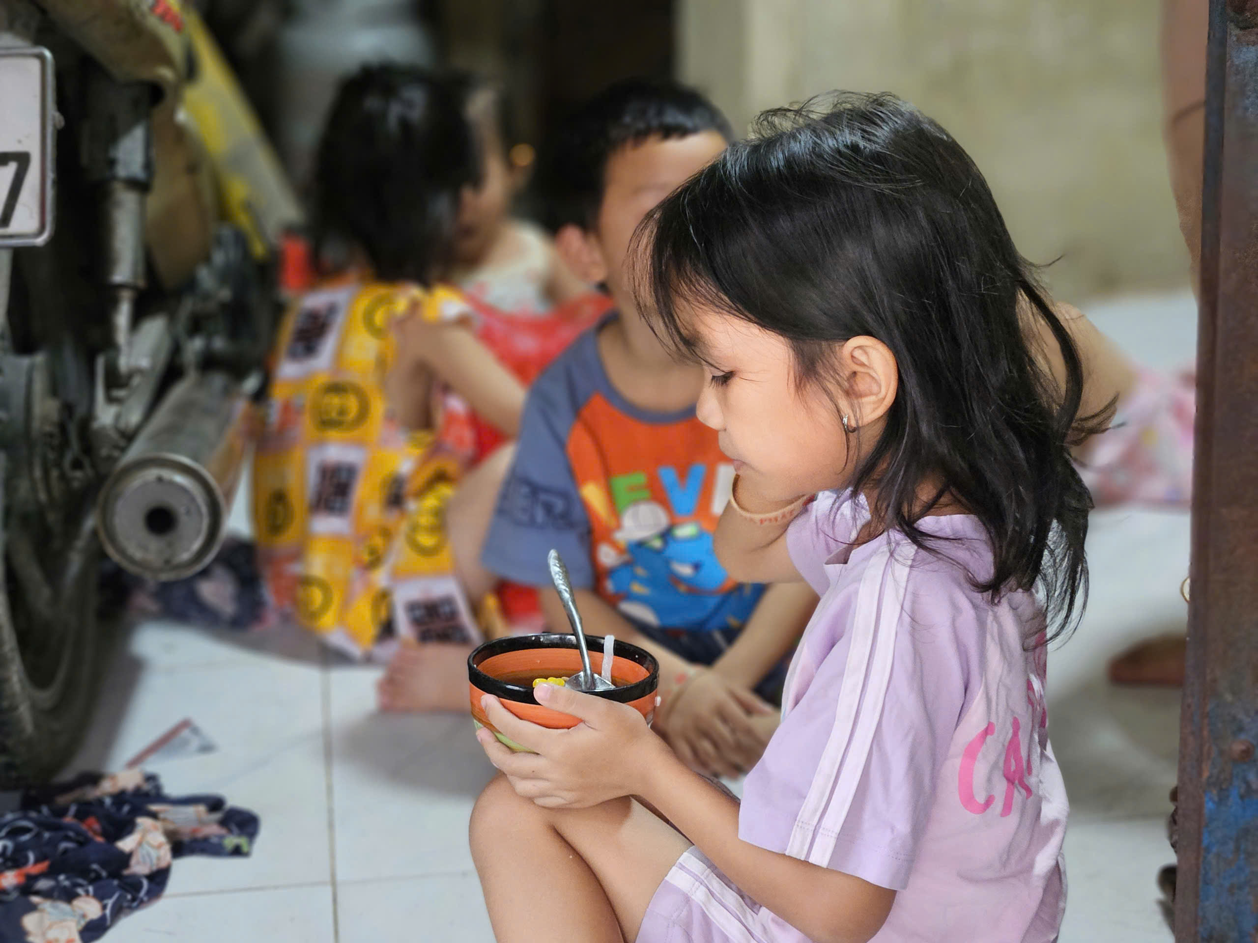 Xót xa hoàn cảnh của 3 em nhỏ mồ côi, vừa đi học vừa bán vé số mưu sinh - Ảnh 2.