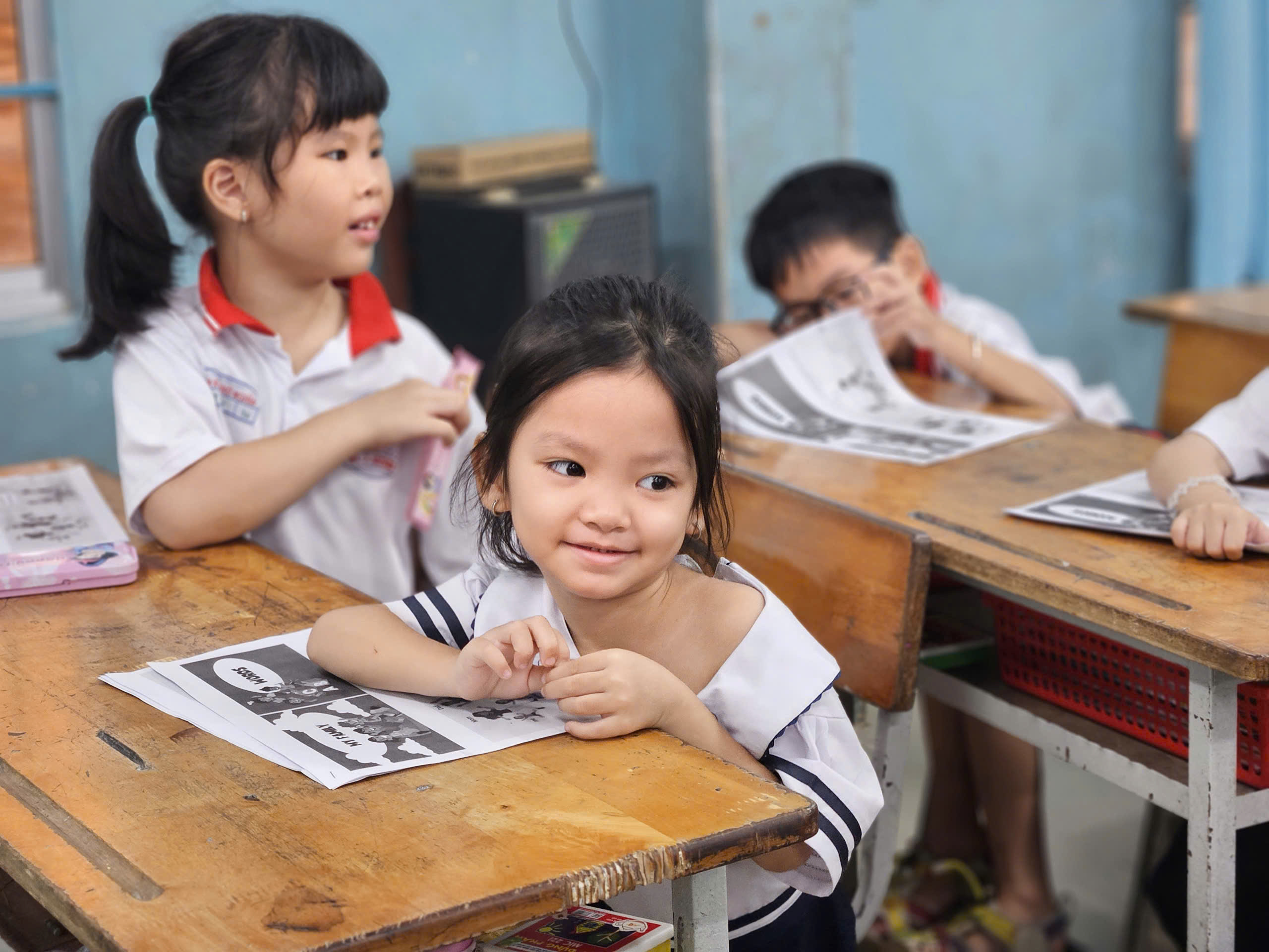Xót xa hoàn cảnh của 3 em nhỏ mồ côi, vừa đi học vừa bán vé số mưu sinh - Ảnh 8.