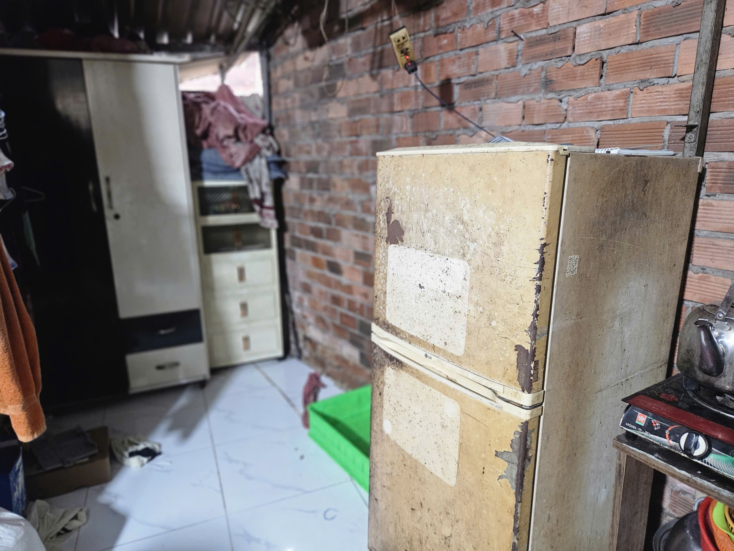 Xót xa hoàn cảnh của 3 em nhỏ mồ côi, vừa đi học vừa bán vé số mưu sinh - Ảnh 4.