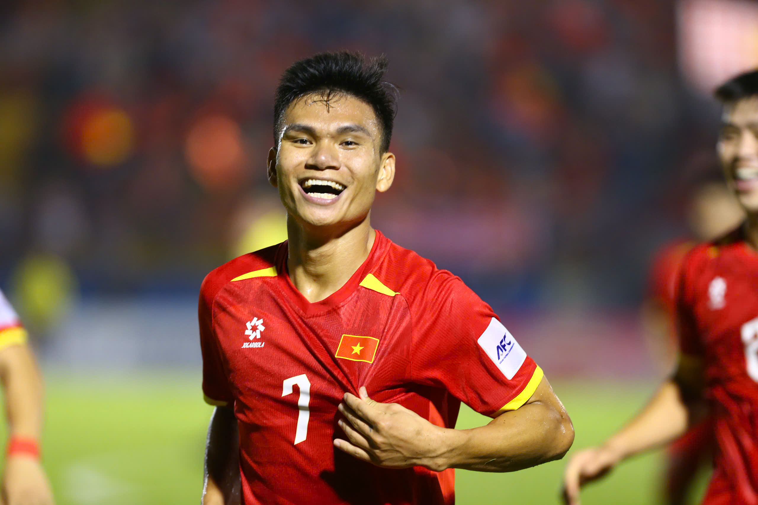 Xuân Mạnh có bàn đầu tiên sau 8 năm chờ đợi - Ảnh 1.