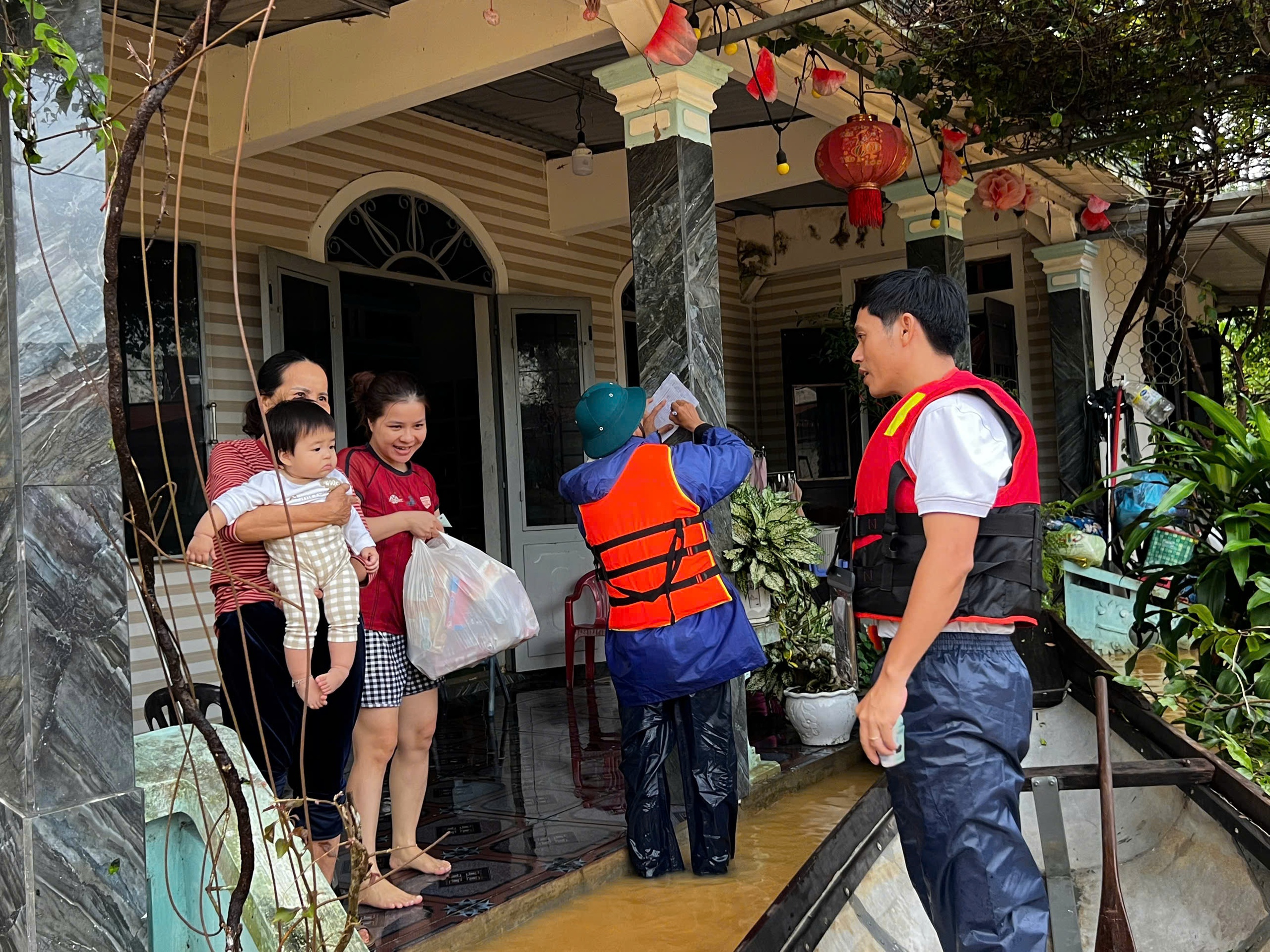 TP Huế đề nghị chấn chỉnh tình trạng phóng đại mức độ ảnh hưởng mưa lũ trên mạng xã hội - Ảnh 3.