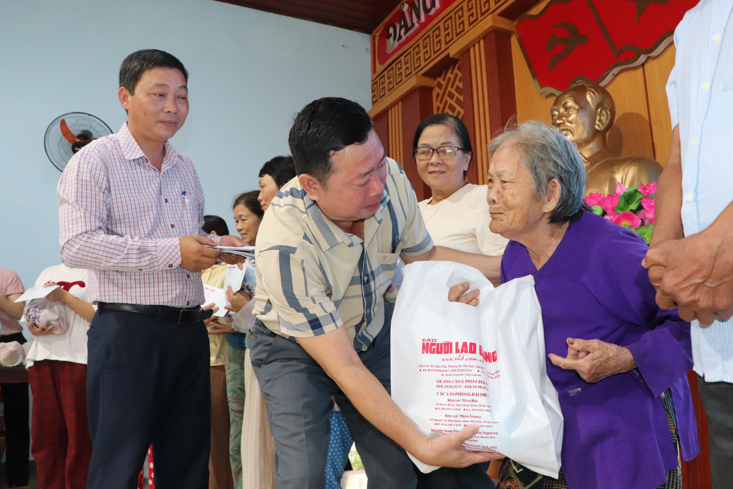 "Trái tim miền Trung" trao 100 suất quà, hỗ trợ gia đình giáo viên mất trong lũ - Ảnh 7.