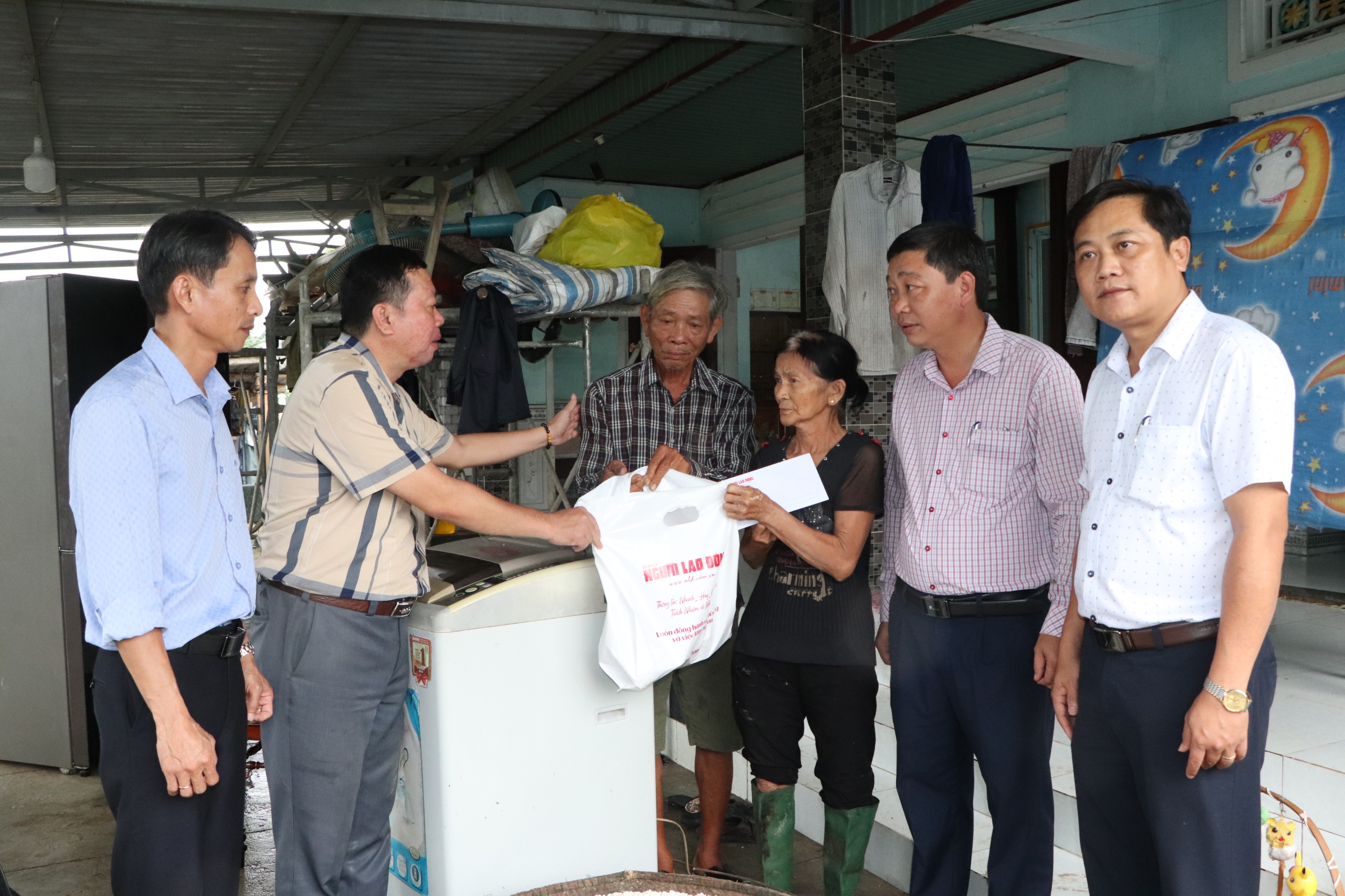 "Trái tim miền Trung" trao 100 suất quà, hỗ trợ gia đình giáo viên mất trong lũ - Ảnh 9.