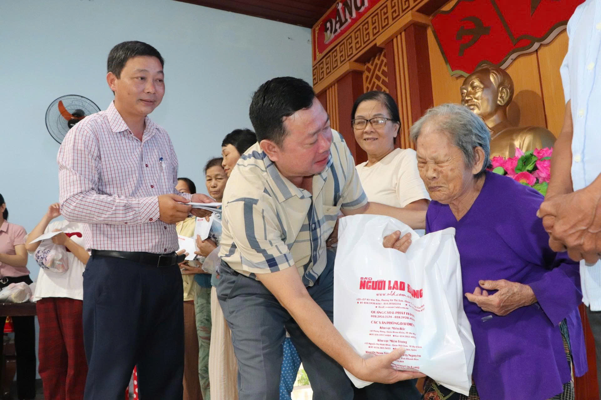"Tr&aacute;i tim miền Trung" đến với b&agrave; con ven s&ocirc;ng Thu - Ảnh 1.