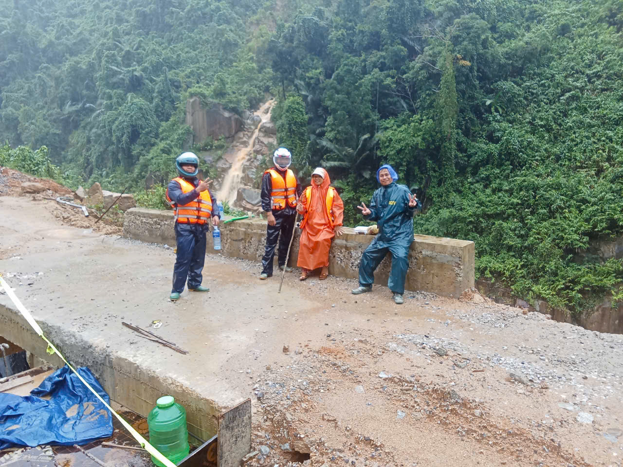 Run run xem clip gi&aacute;o vi&ecirc;n ở Đ&agrave; Nẵng mang thai 37 th&aacute;ng vượt lũ dữ đi sinh - Ảnh 10.
