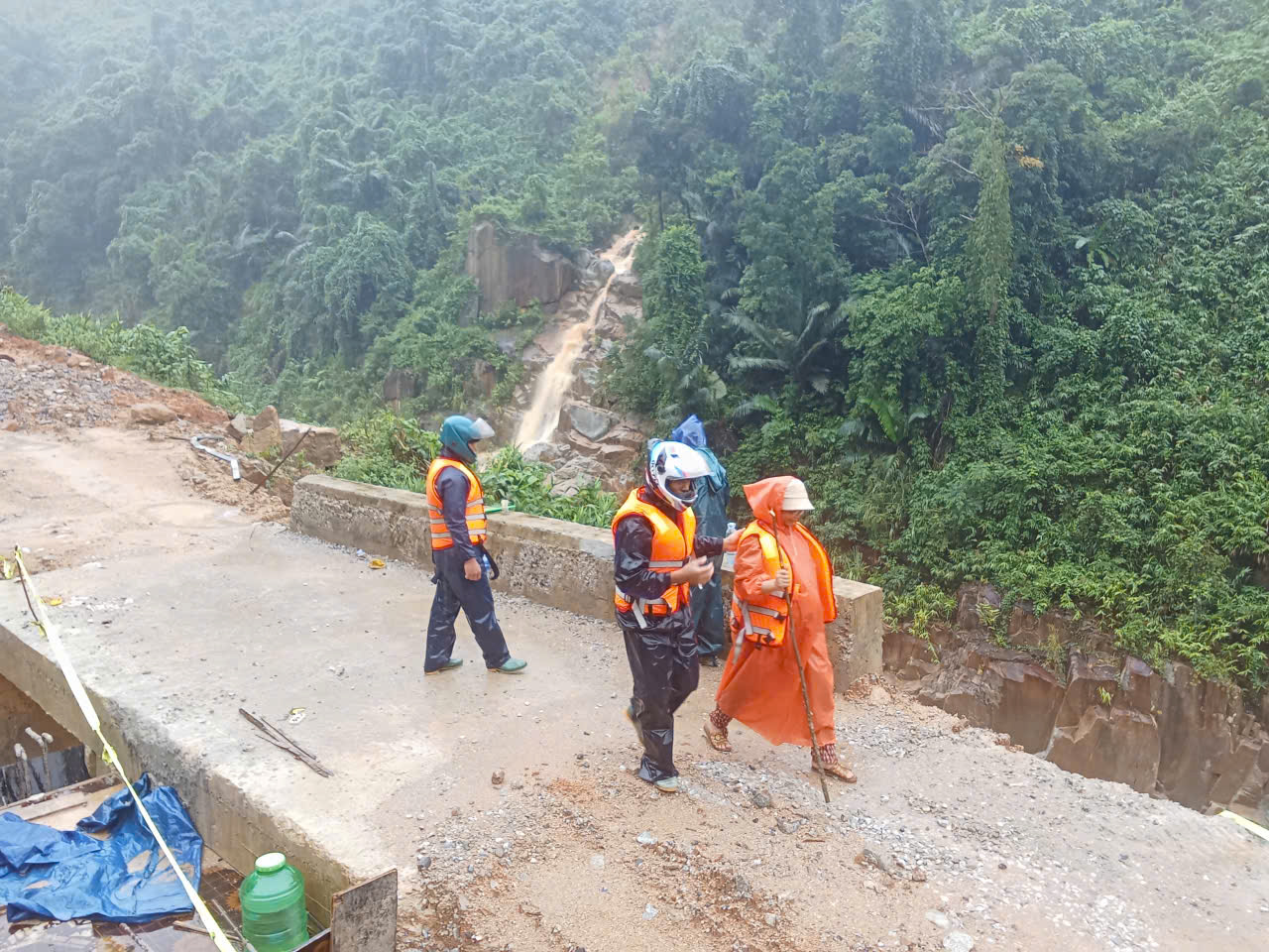 Run run xem clip gi&aacute;o vi&ecirc;n ở Đ&agrave; Nẵng mang thai 37 th&aacute;ng vượt lũ dữ đi sinh - Ảnh 12.