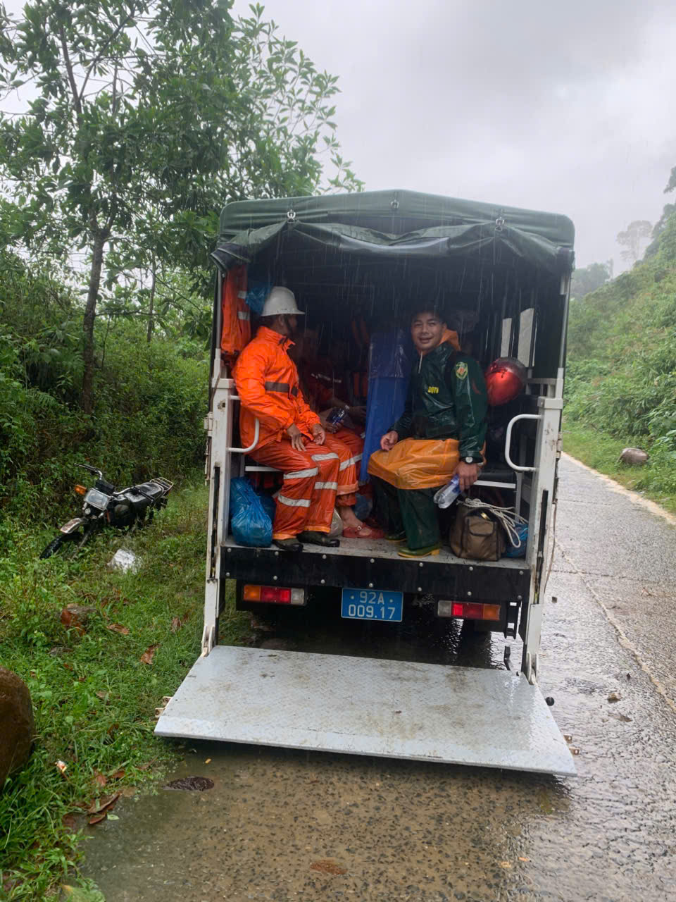 Run run xem clip gi&aacute;o vi&ecirc;n ở Đ&agrave; Nẵng mang thai 37 th&aacute;ng vượt lũ dữ đi sinh - Ảnh 16.
