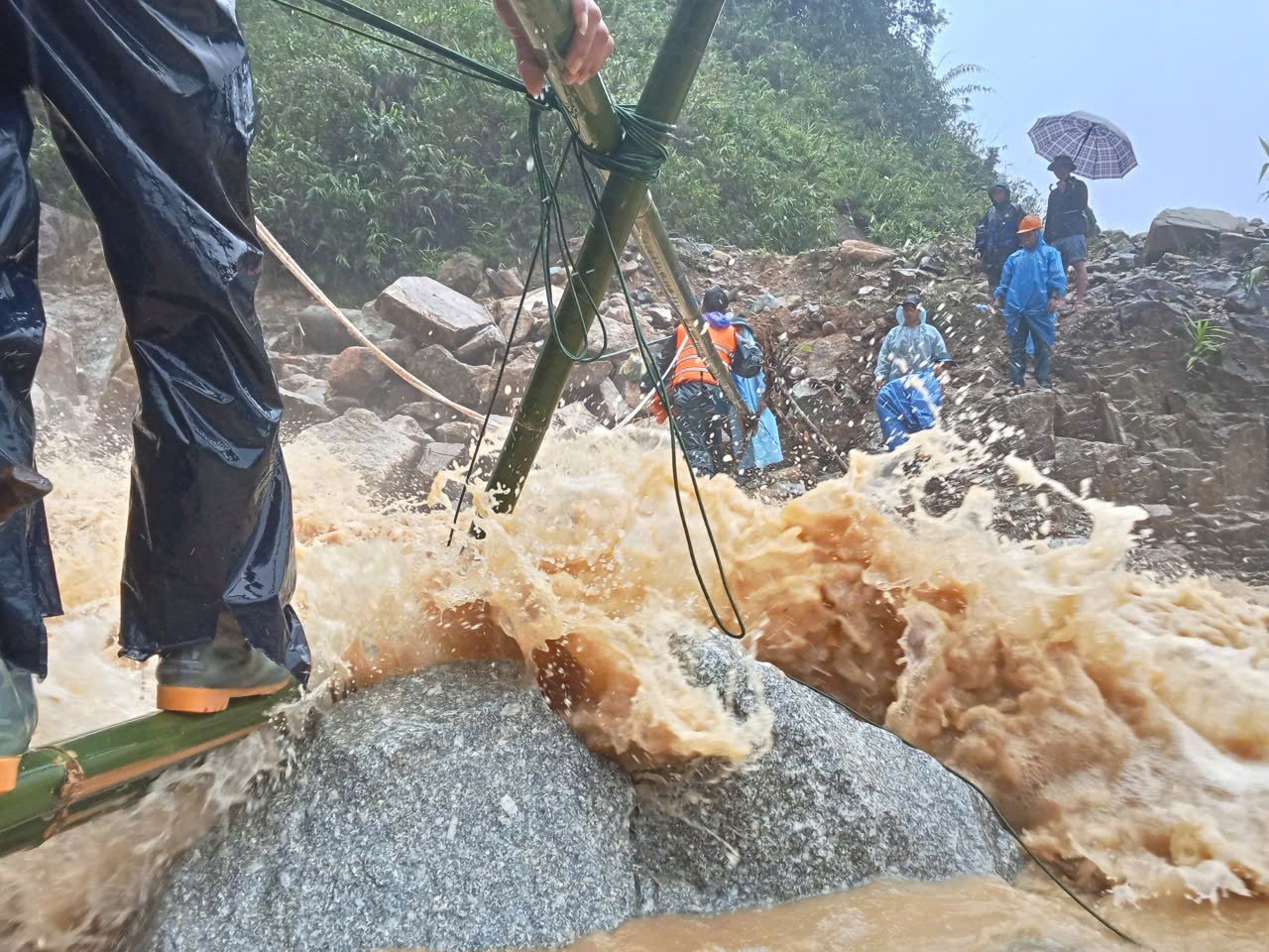 Run run xem clip gi&aacute;o vi&ecirc;n ở Đ&agrave; Nẵng mang thai 37 th&aacute;ng vượt lũ dữ đi sinh - Ảnh 1.