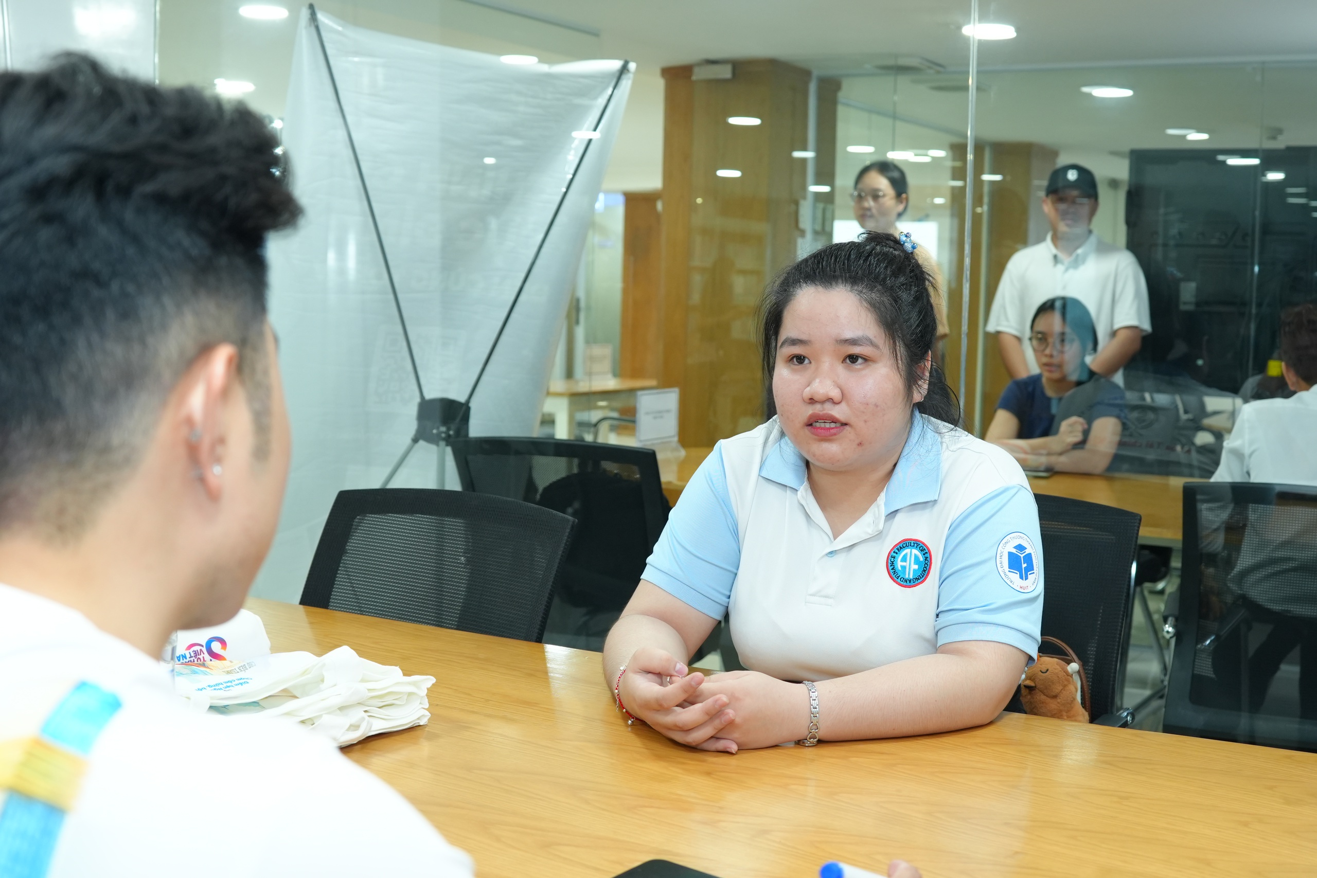 Gần 10.000 sinh viên và người lao động "săn" việc làm tại Trường ĐH Công thương TP HCM - Ảnh 3.