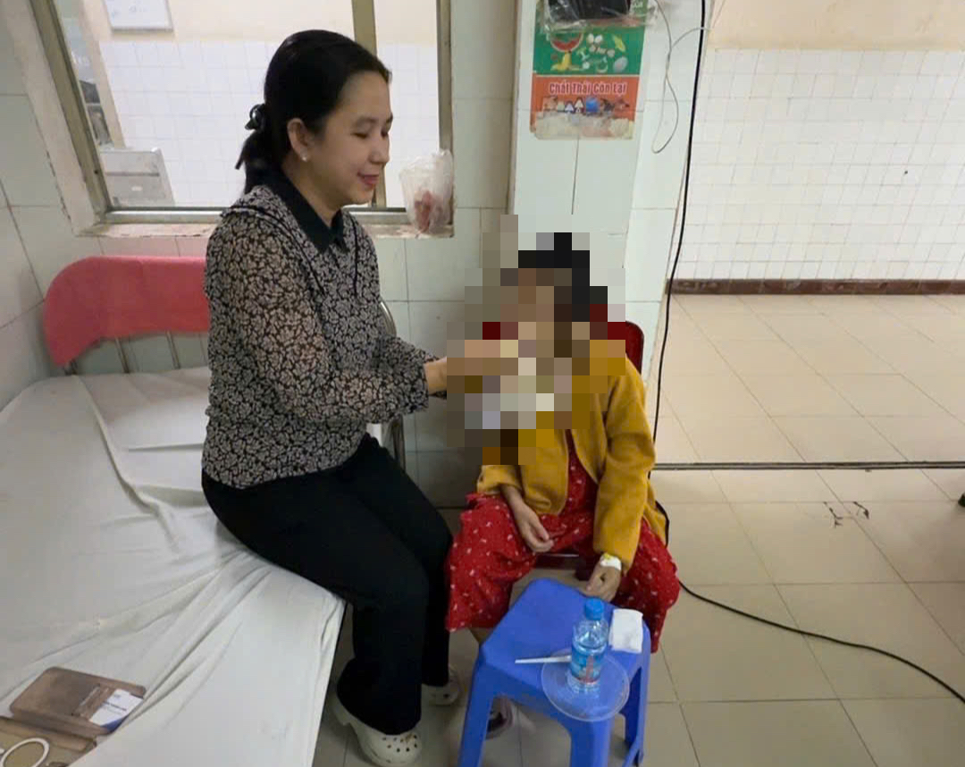 Diễn biến vụ mẹ ruột và cha hờ bạo hành Bé gái 9 tuổi ở TP HCM - Ảnh 1.