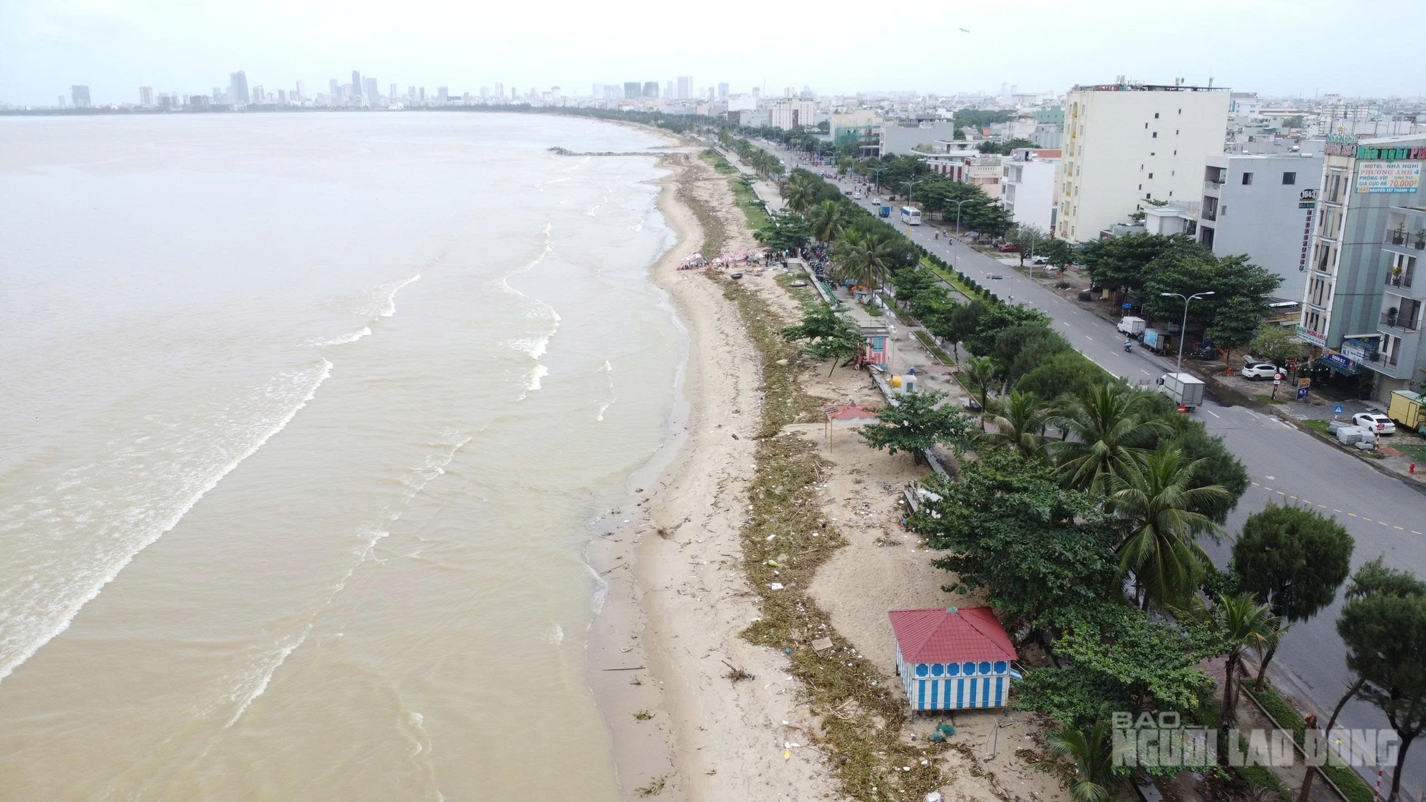 B&atilde;i biển Đ&agrave; Nẵng ngập r&aacute;c sau mưa lớn k&eacute;o d&agrave;i , cảnh b&aacute;o &ocirc; nhiễm m&ocirc;i trường - Ảnh 1.