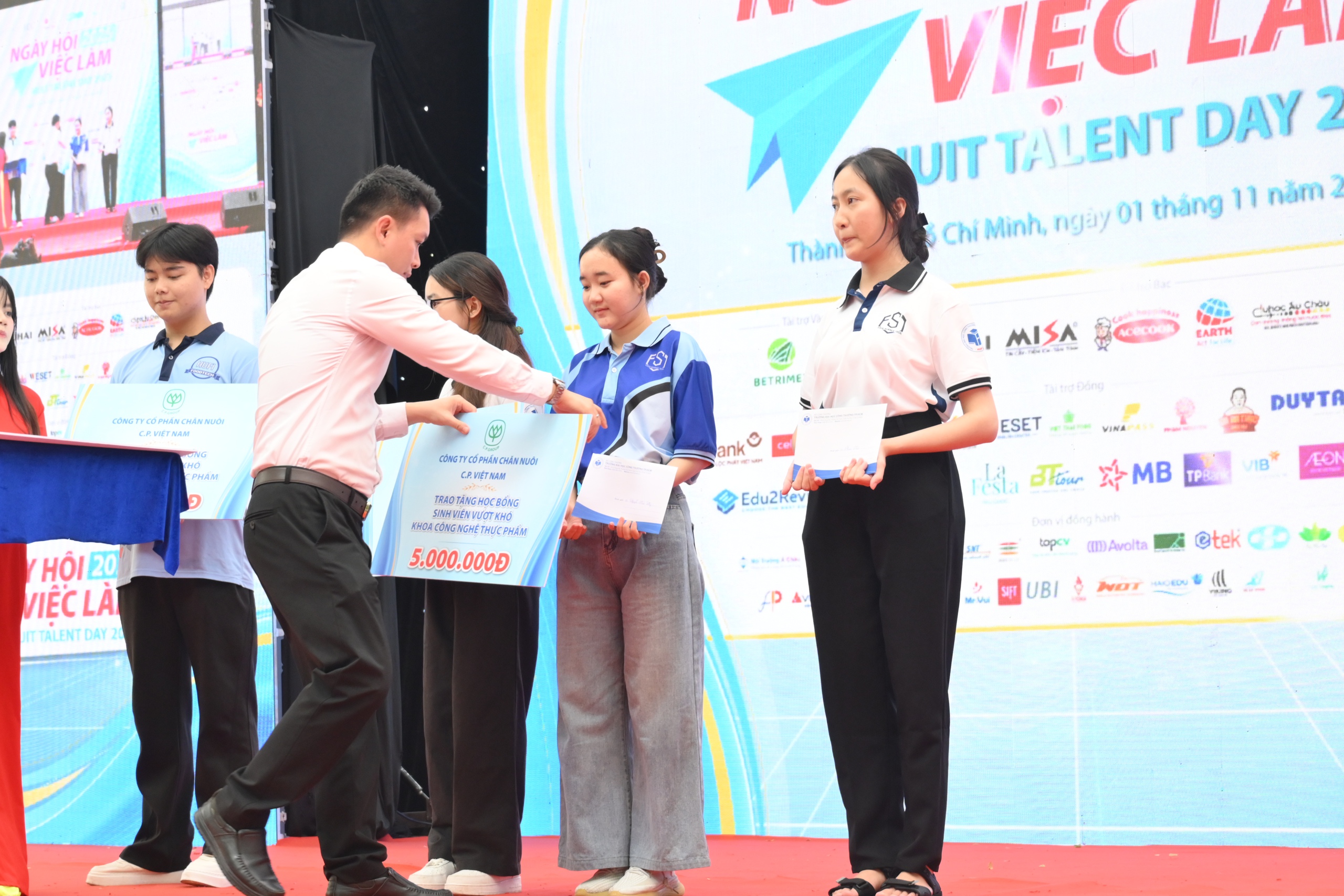 Gần 10.000 sinh viên và người lao động "săn" việc làm tại Trường ĐH Công thương TP HCM - Ảnh 5.