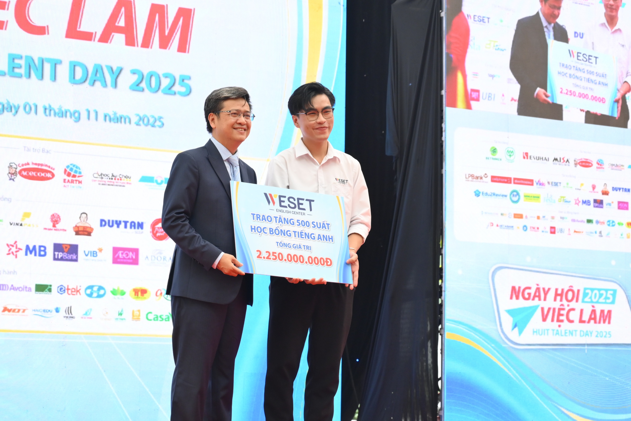 Gần 10.000 sinh viên và người lao động "săn" việc làm tại Trường ĐH Công thương TP HCM - Ảnh 6.