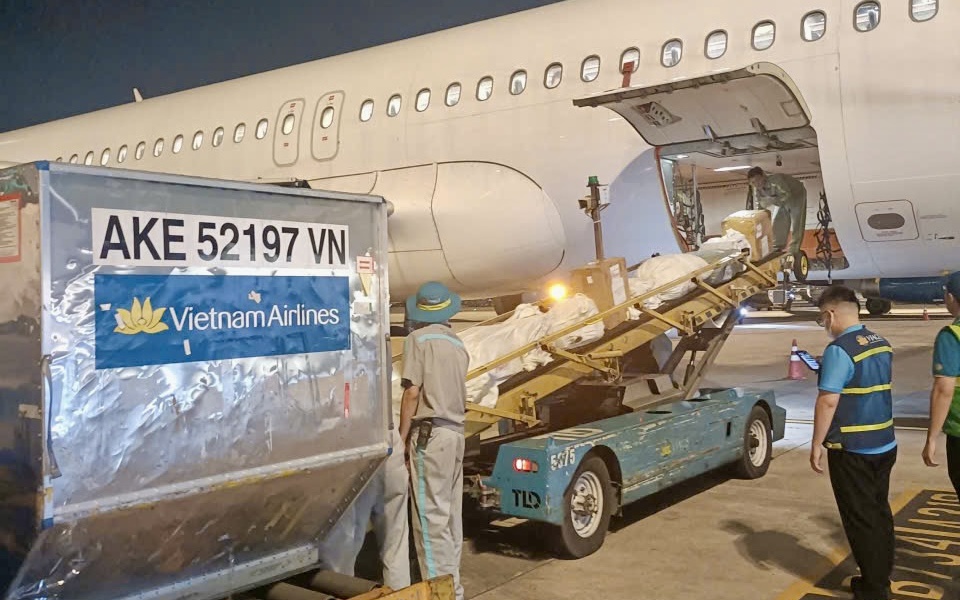 Liên tiếp những chuyến bay miễn phí vận chuyển hàng cứu trợ về miền Trung - Ảnh 2.