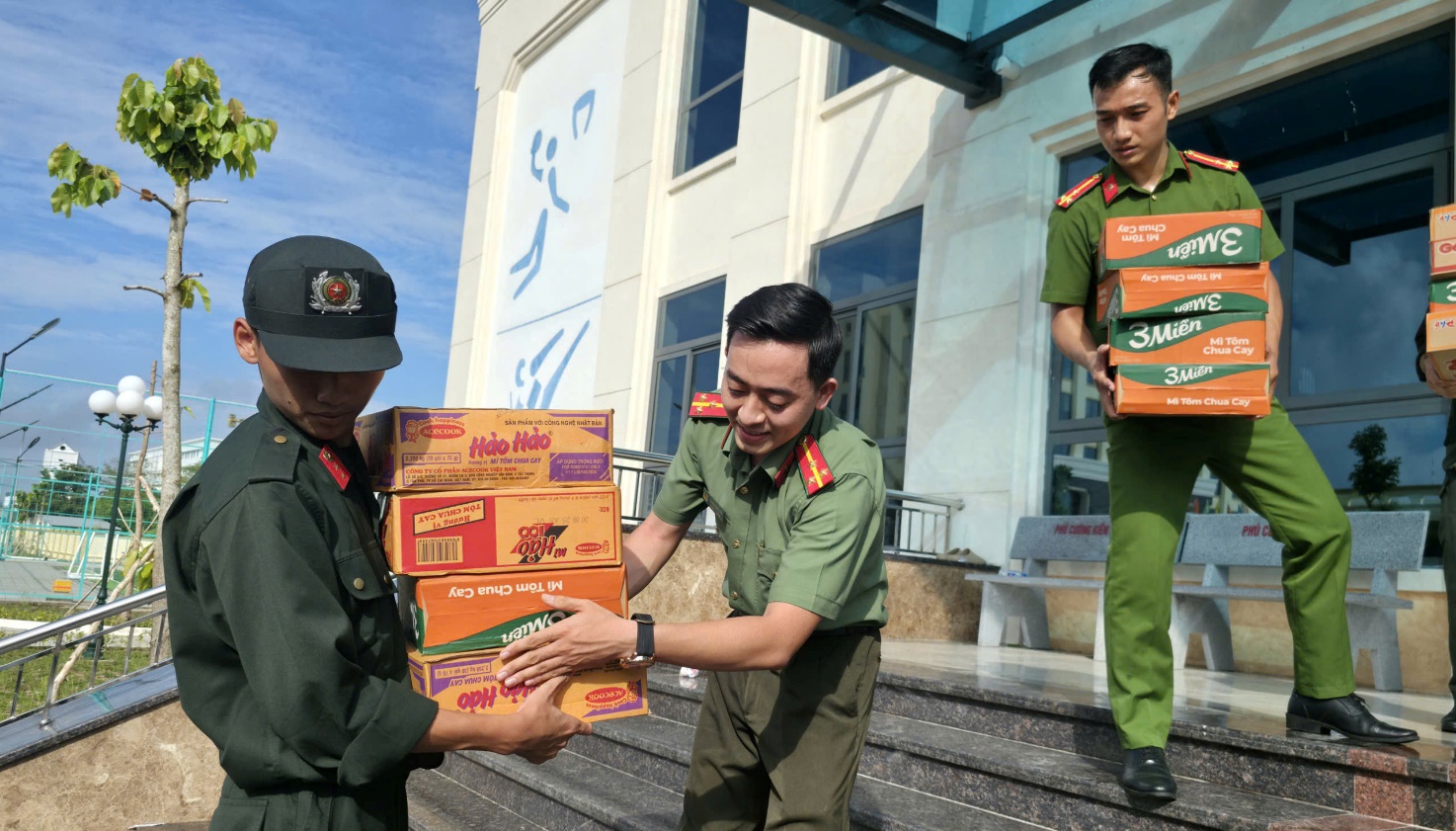 C&ocirc;ng an tỉnh An Giang hỗ trợ 45 tấn h&agrave;ng h&oacute;a cho miền Trung chịu thi&ecirc;n tai - Ảnh 4.
