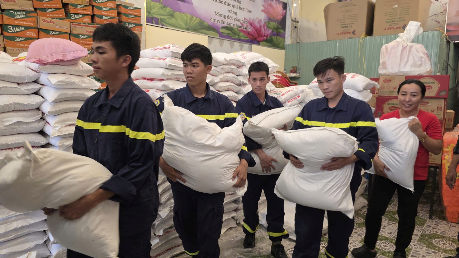 C&ocirc;ng an tỉnh An Giang hỗ trợ 45 tấn h&agrave;ng h&oacute;a cho miền Trung chịu thi&ecirc;n tai - Ảnh 5.
