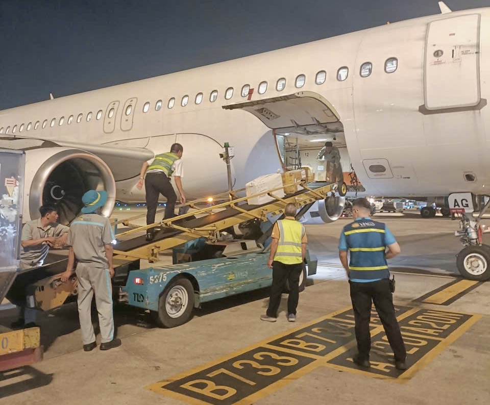 Chuyến bay Vietnam Airlines chở h&agrave;ng hỗ trợ từ TP HCM đến miền Trung đ&atilde; hạ c&aacute;nh - Ảnh 3.