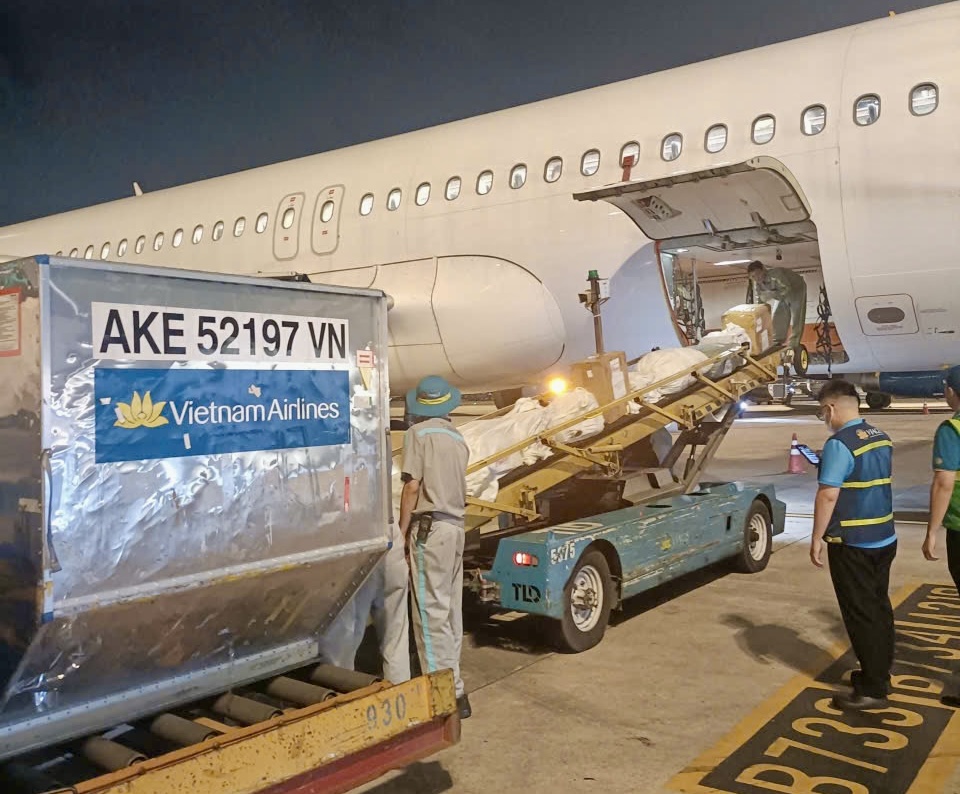 Chuyến bay Vietnam Airlines chở h&agrave;ng hỗ trợ từ TP HCM đến miền Trung đ&atilde; hạ c&aacute;nh - Ảnh 1.