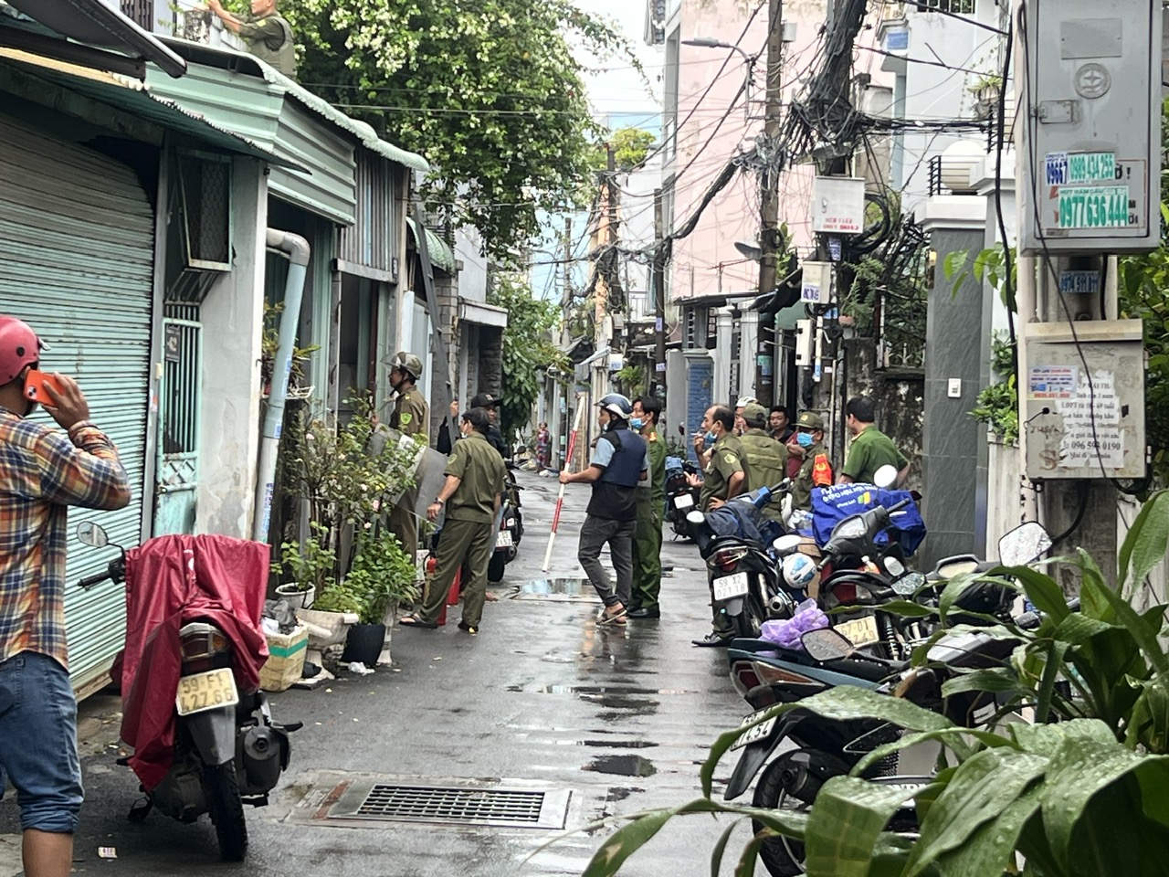 Người đ&agrave;n &ocirc;ng tấn c&ocirc;ng h&agrave;ng x&oacute;m ở TP HCM , cố thủ trong nh&agrave; g&acirc;y hoang mang - Ảnh 1.