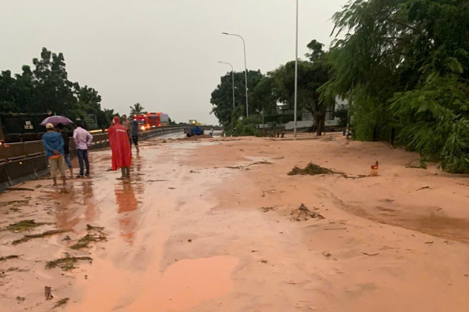 Mưa lớn l&agrave;m tr&agrave;n c&aacute;t xuống Quốc lộ 1, sạt lở tuyến cao tốc Vĩnh Hảo - Phan Thiết - Ảnh 1.