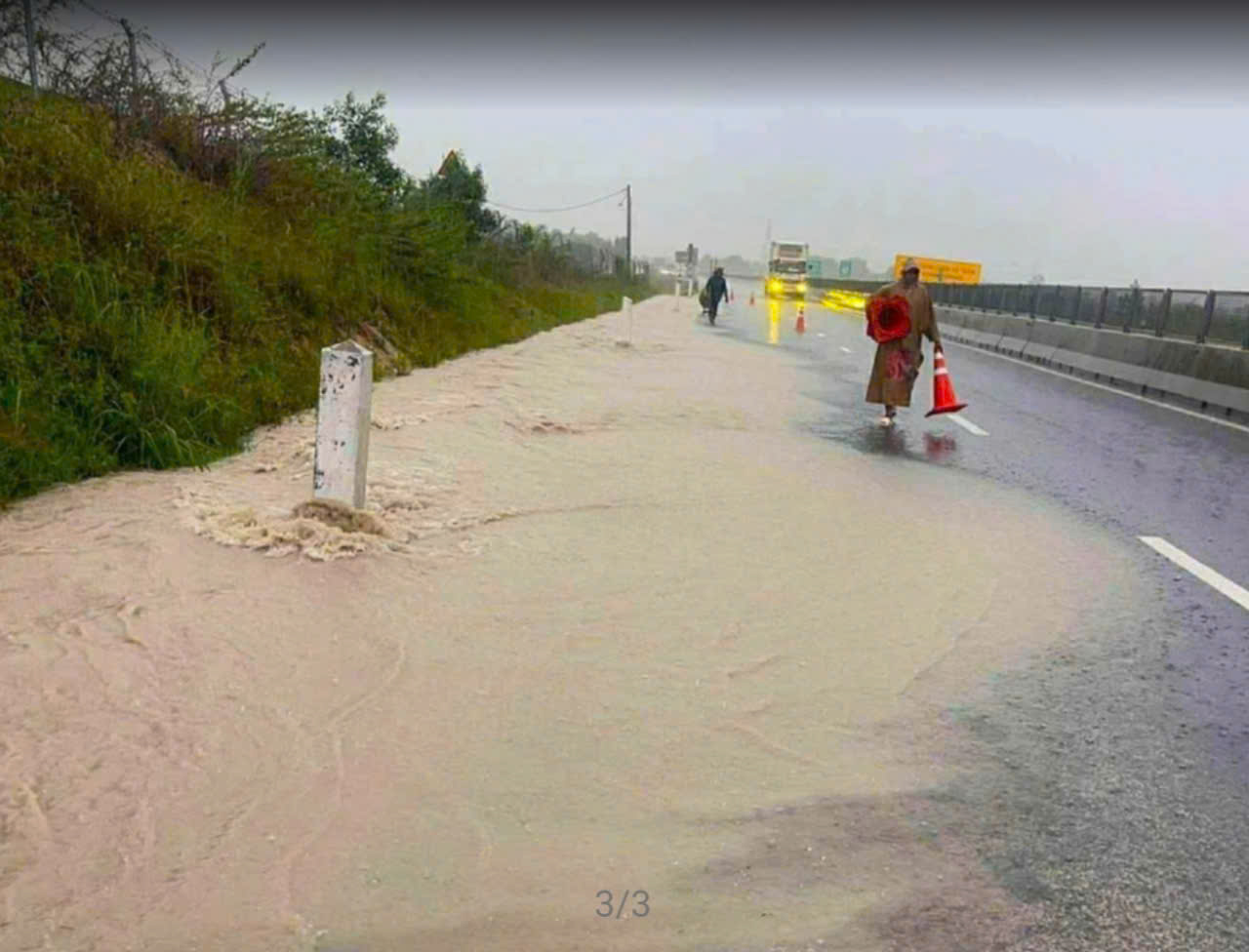 Mưa lớn l&agrave;m tr&agrave;n c&aacute;t xuống Quốc lộ 1, sạt lở tuyến cao tốc Vĩnh Hảo - Phan Thiết - Ảnh 2.