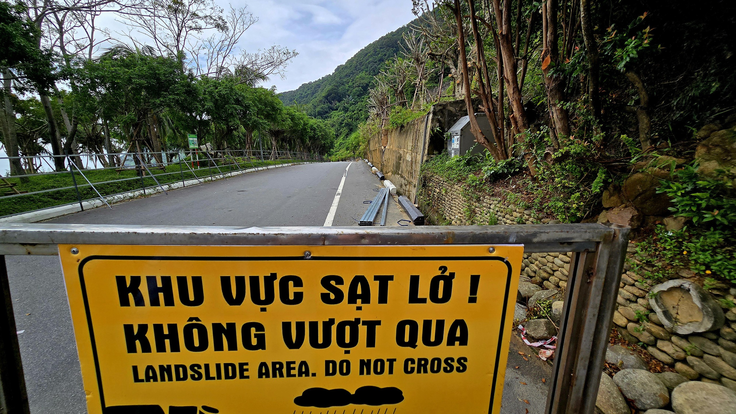 Nước đổ đá rơi, nhiều đoạn trên bán đảo Sơn Trà phải rào chắn ngăn khách du lịch - Ảnh 1.