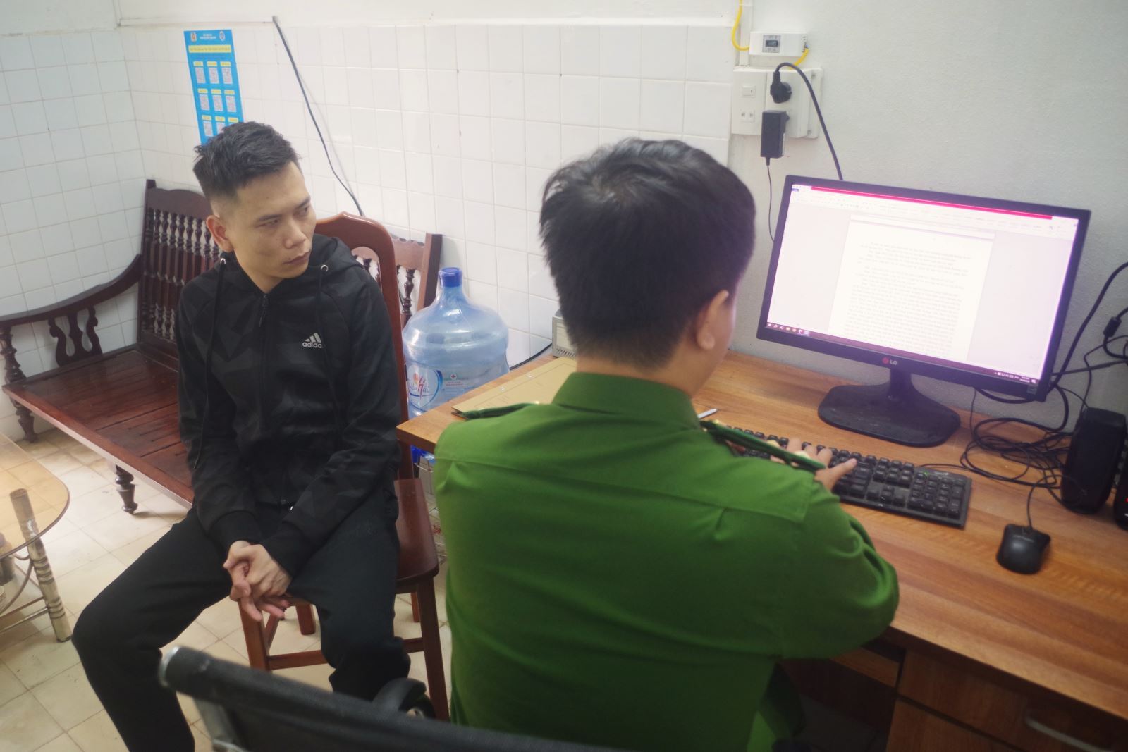 Khởi tố 3 thanh ni&ecirc;n tổ chức bay lắc trong đ&aacute;m cưới tại Hưng Y&ecirc;n - Ảnh 1.