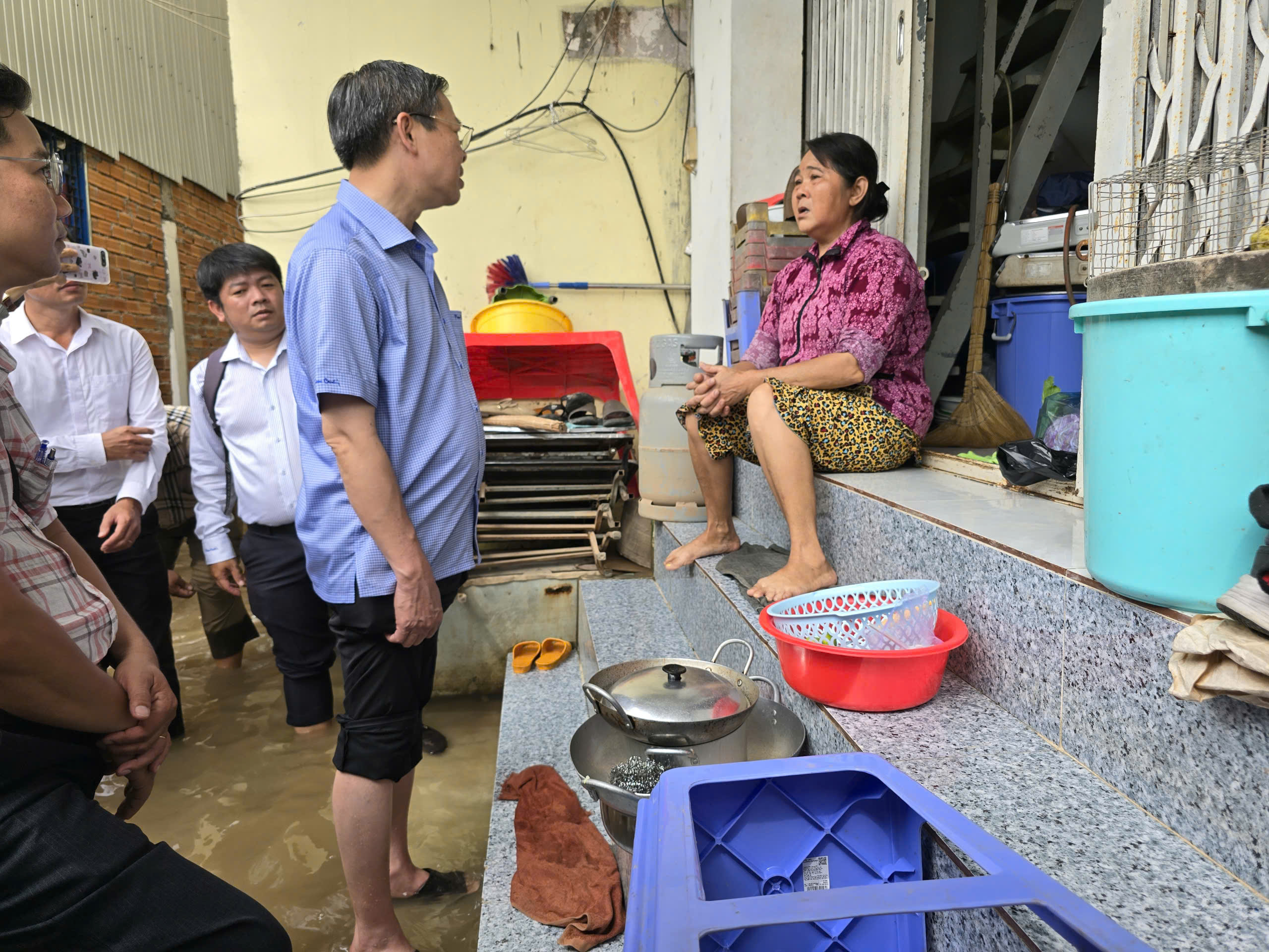 Chủ tịch UBND TP Cần Thơ khảo s&aacute;t dự &aacute;n mở rộng Quốc lộ 91 giữa v&ugrave;ng ngập nước - Ảnh 2.