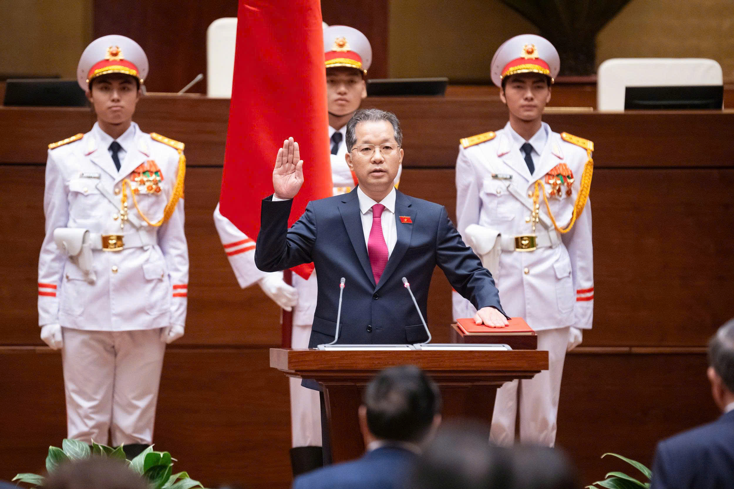 VIDEO Ch&aacute;nh &aacute;n To&agrave; &aacute;n nh&acirc;n d&acirc;n tối cao Nguyễn Văn Quảng tuy&ecirc;n thệ nhậm chức - Ảnh 1.