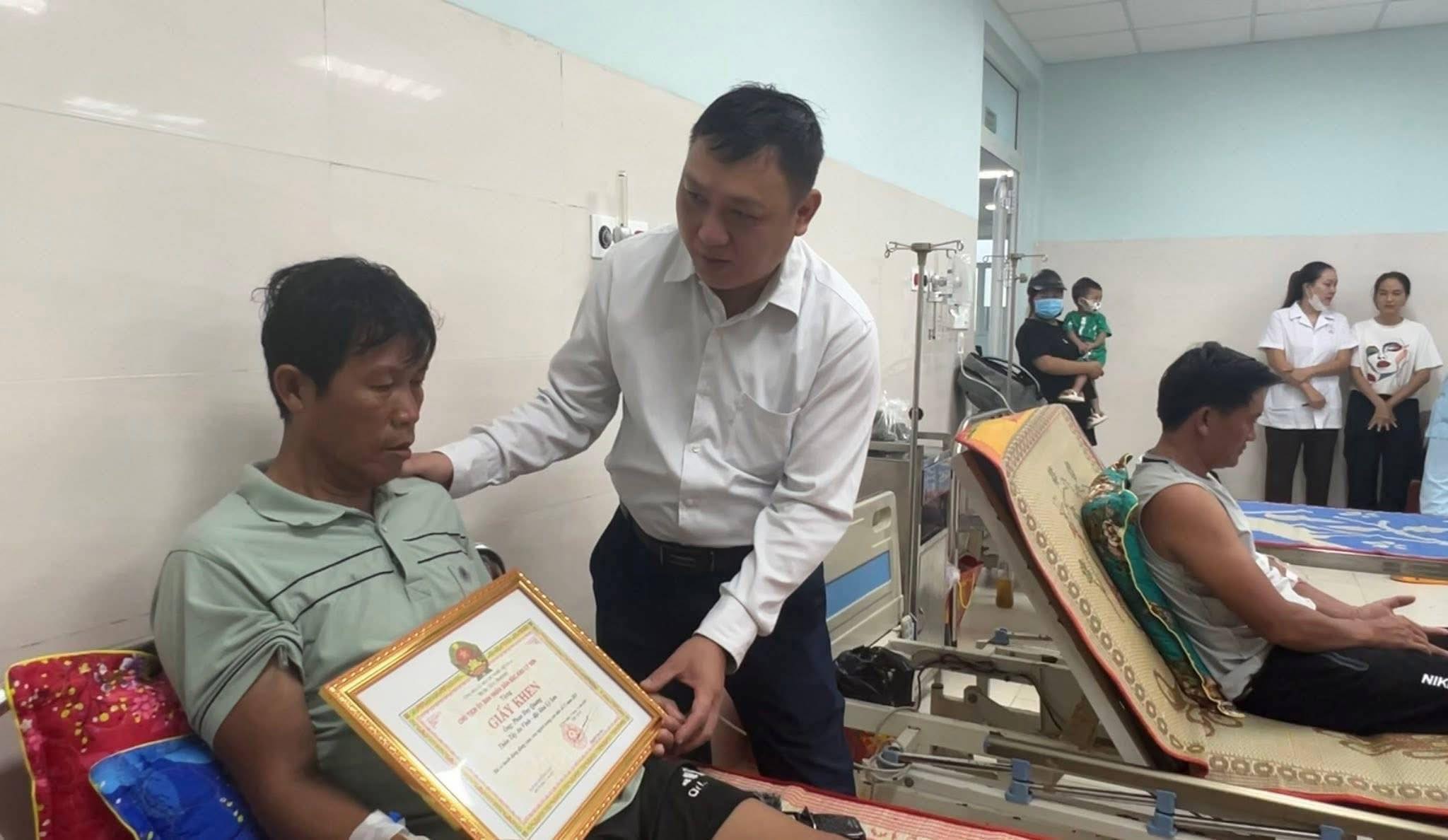 Khen thưởng người h&ugrave;ng cứu người giữa s&oacute;ng gi&oacute; ở L&yacute; Sơn - Ảnh 2.