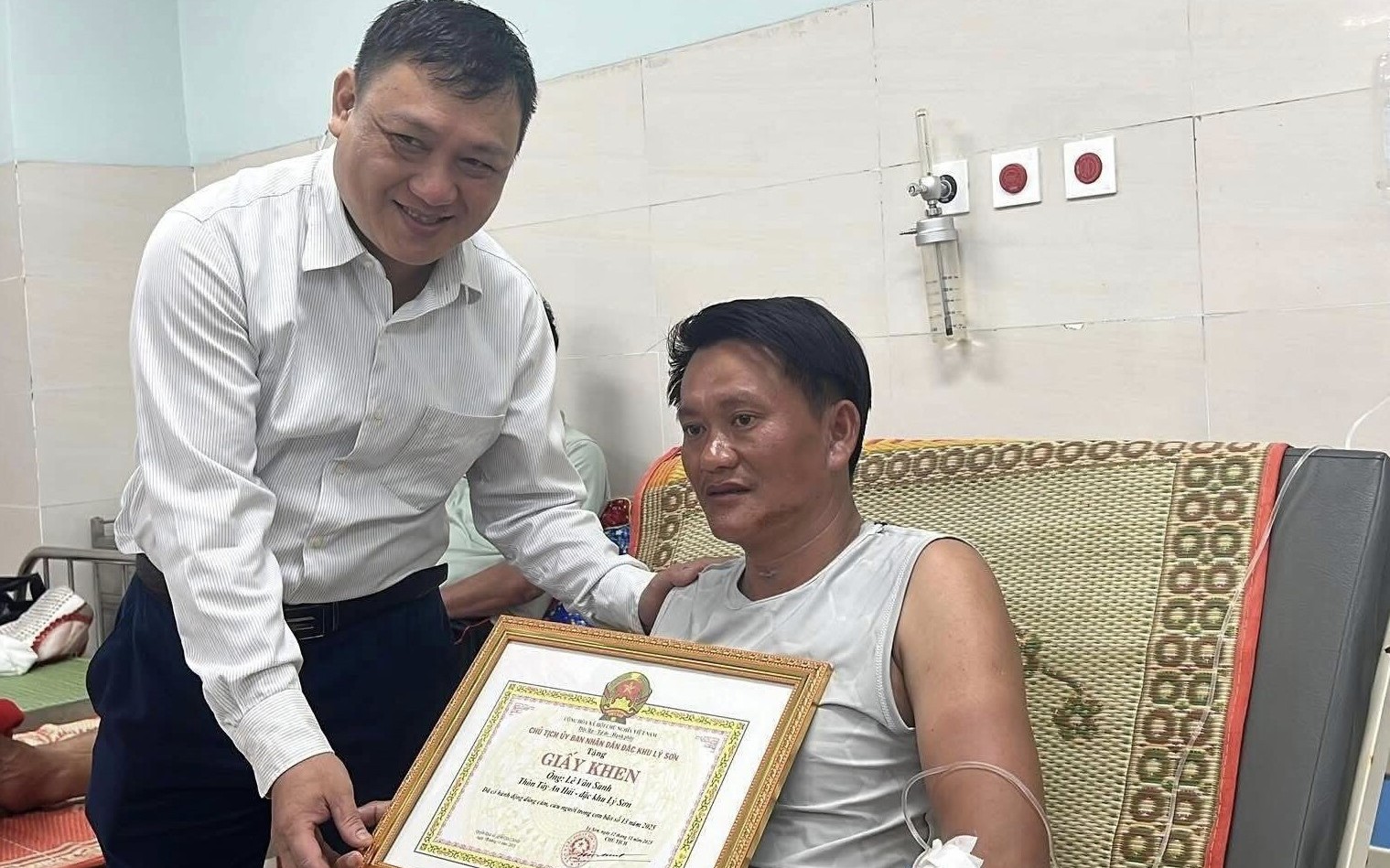 Khen thưởng 2 người hùng lao ra biển cứu người giữa sóng gió ở Lý Sơn
