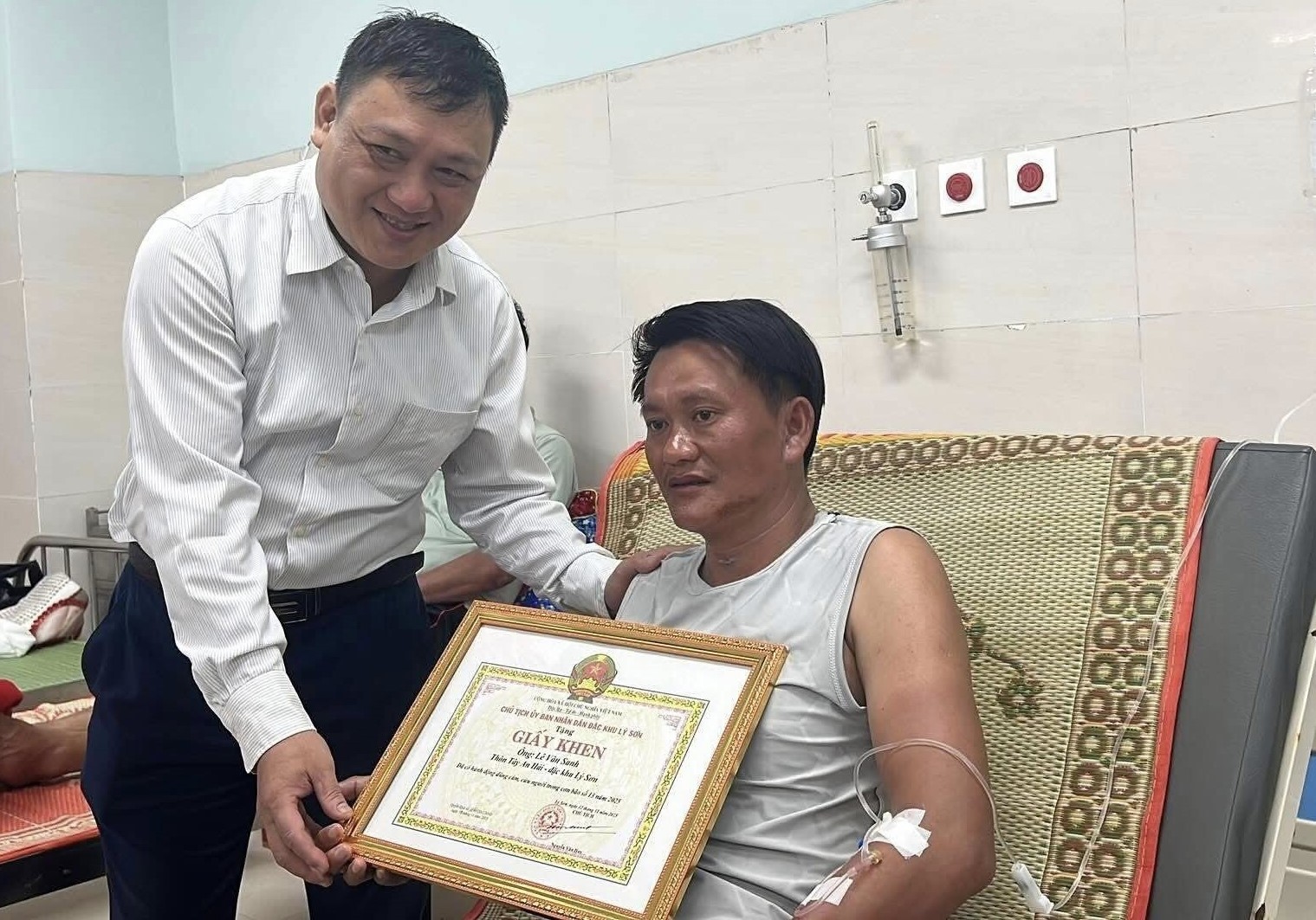Khen thưởng người h&ugrave;ng cứu người giữa s&oacute;ng gi&oacute; ở L&yacute; Sơn - Ảnh 1.
