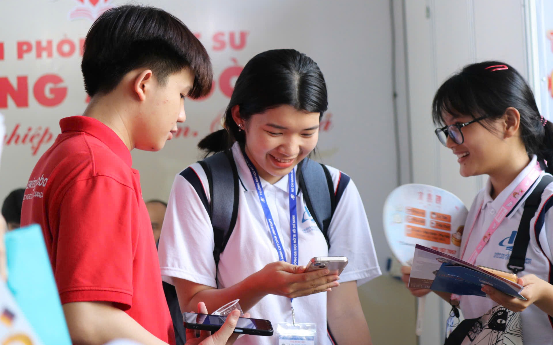 Tân sinh viên gặp CSGT nên bình tĩnh hỏi: “Em vi phạm gì?"