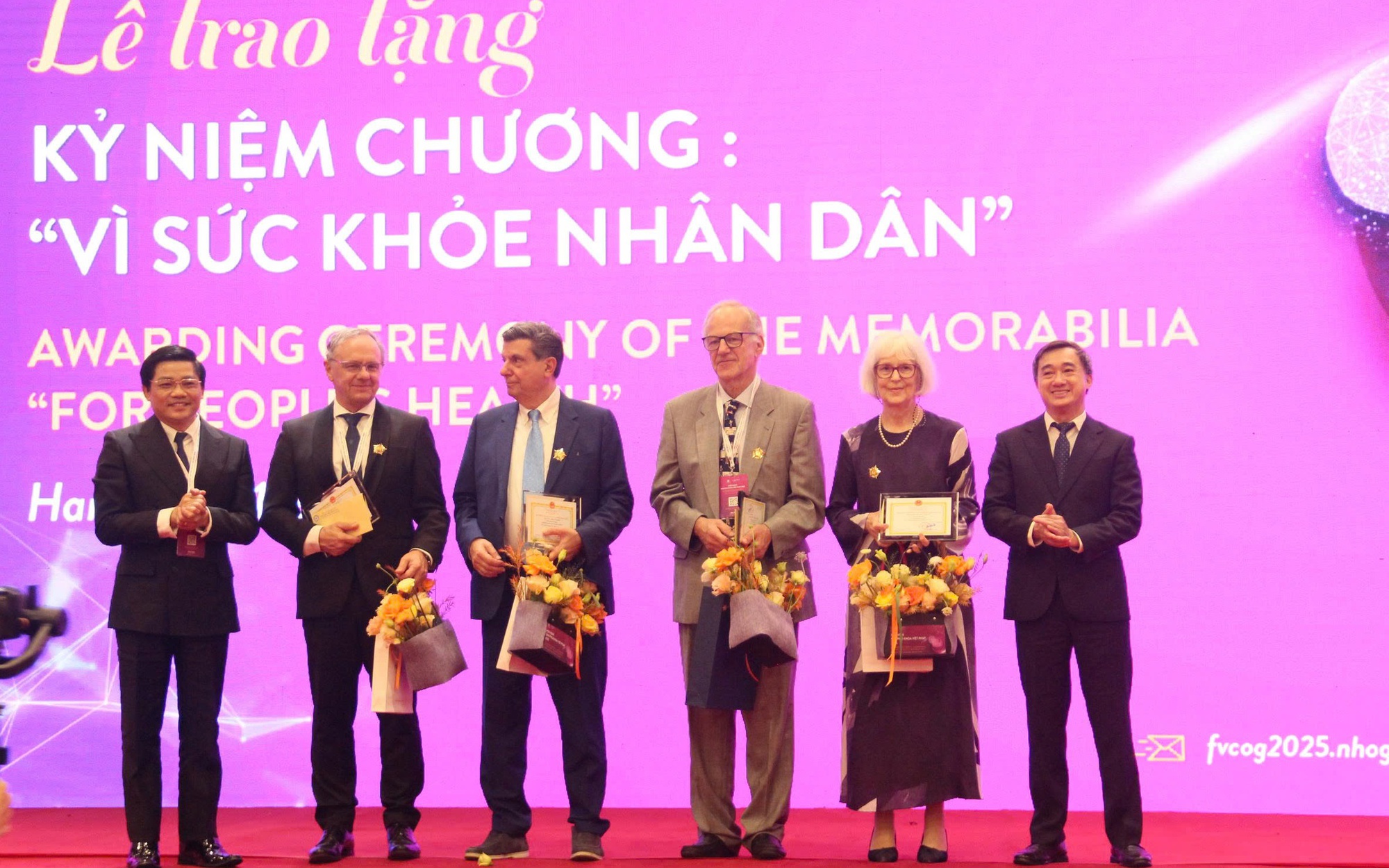 Bốn chuyên gia quốc tế nhận Kỷ niệm chương “Vì sức khỏe Nhân dân”