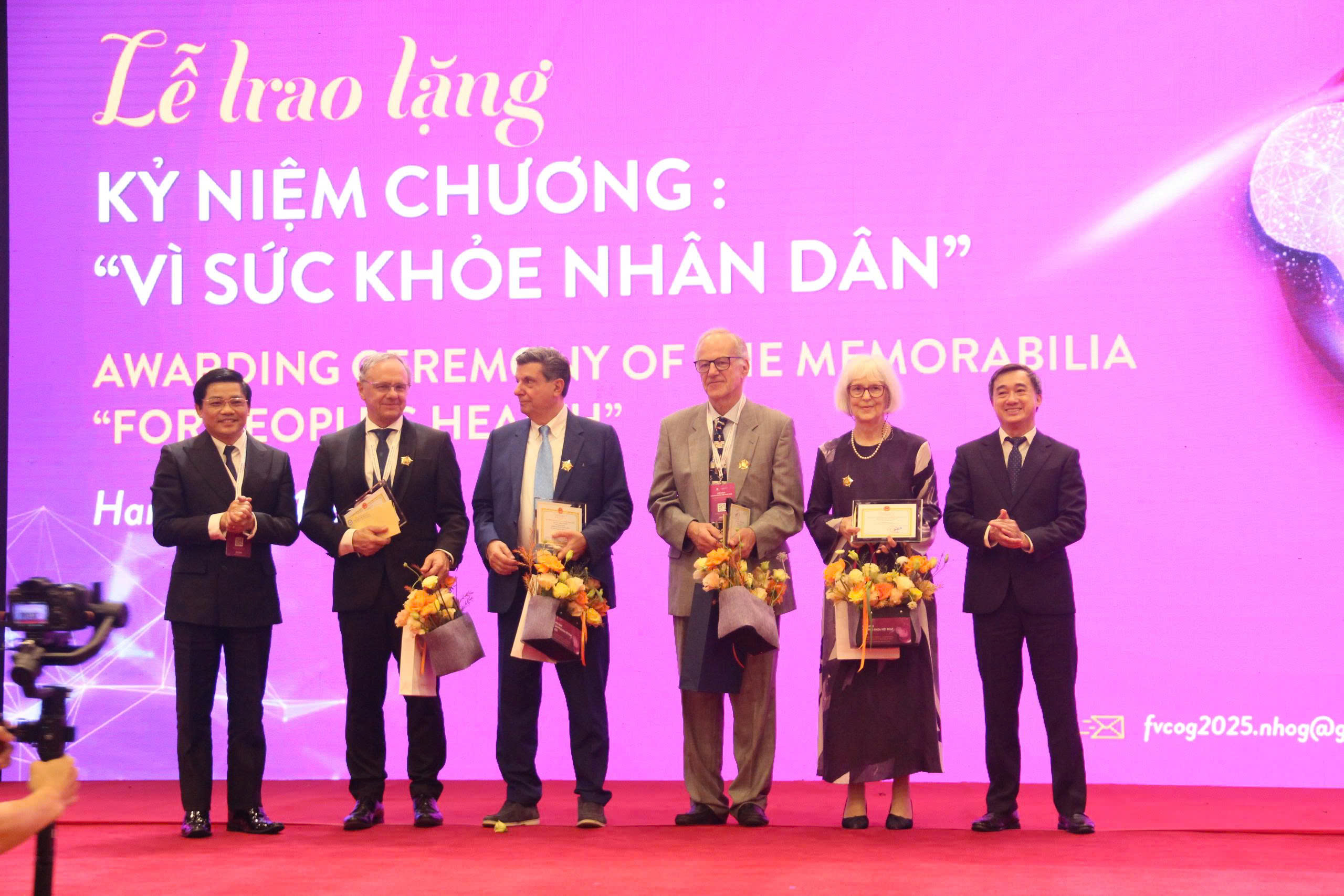 Bốn chuyên gia quốc tế nhận Kỷ niệm chương “Vì sức khỏe Nhân dân” - Ảnh 2.