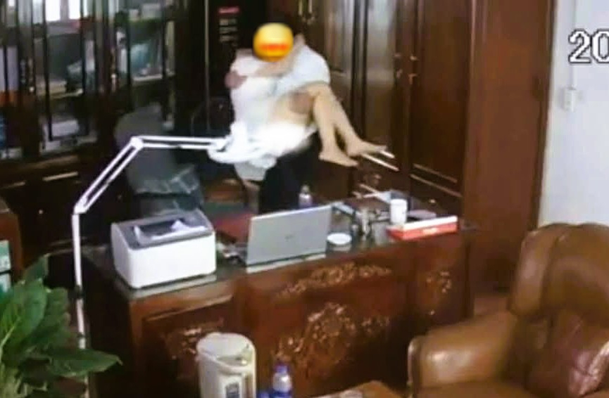 Sở GD-ĐT Ninh Bình vào cuộc vụ clip thầy giáo "thân mật" với nhiều phụ nữ - Ảnh 1.