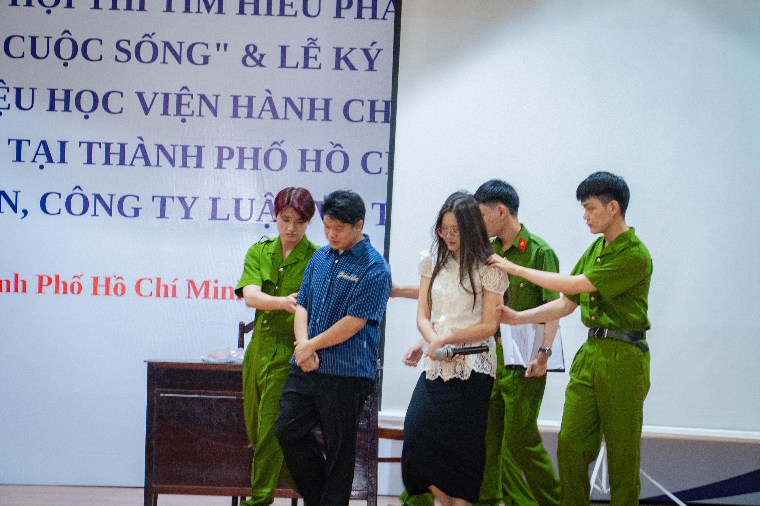 "biến h&igrave;nh" th&agrave;nh cảnh s&aacute;t, người b&aacute;n h&agrave;ng để t&igrave;m hiểu về ph&aacute;p luật - Ảnh 3.