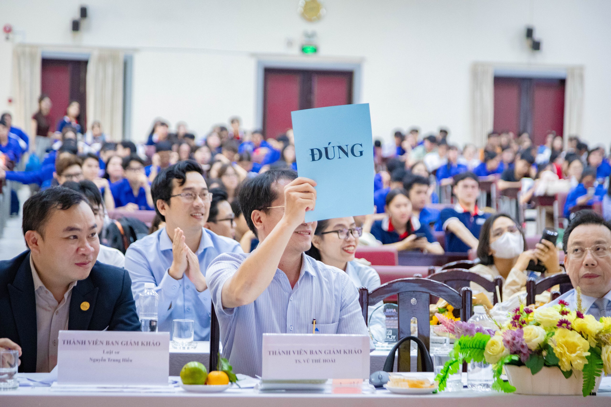 "biến h&igrave;nh" th&agrave;nh cảnh s&aacute;t, người b&aacute;n h&agrave;ng để t&igrave;m hiểu về ph&aacute;p luật - Ảnh 1.