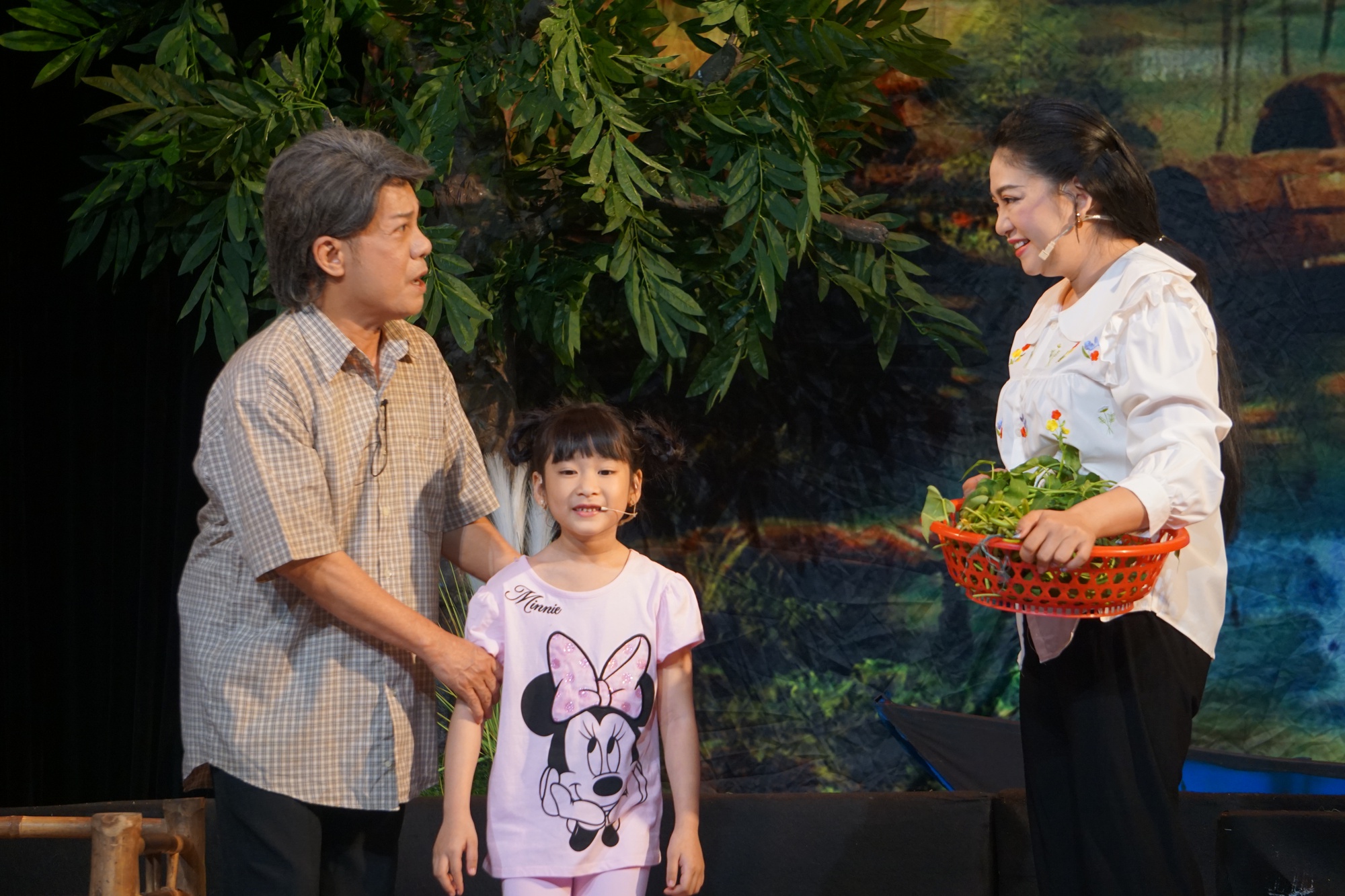 Kh&oacute;c cười với Minh Nh&iacute;, Mai Ka, L&ecirc; Nam trong vở "C&ocirc; g&aacute;i triệu đ&ocirc;" - Ảnh 1.