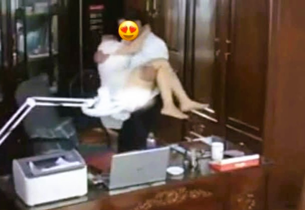 Người đ&agrave;n &ocirc;ng "th&acirc;n mật" với nhiều phụ nữ ở Trường THPT bị buộc th&ocirc;i việc - Ảnh 1.