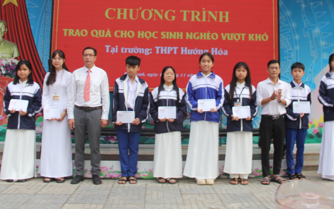 Báo Người Lao Động trao 100 suất học bổng cho học sinh nghèo ở vùng cao Quảng Trị