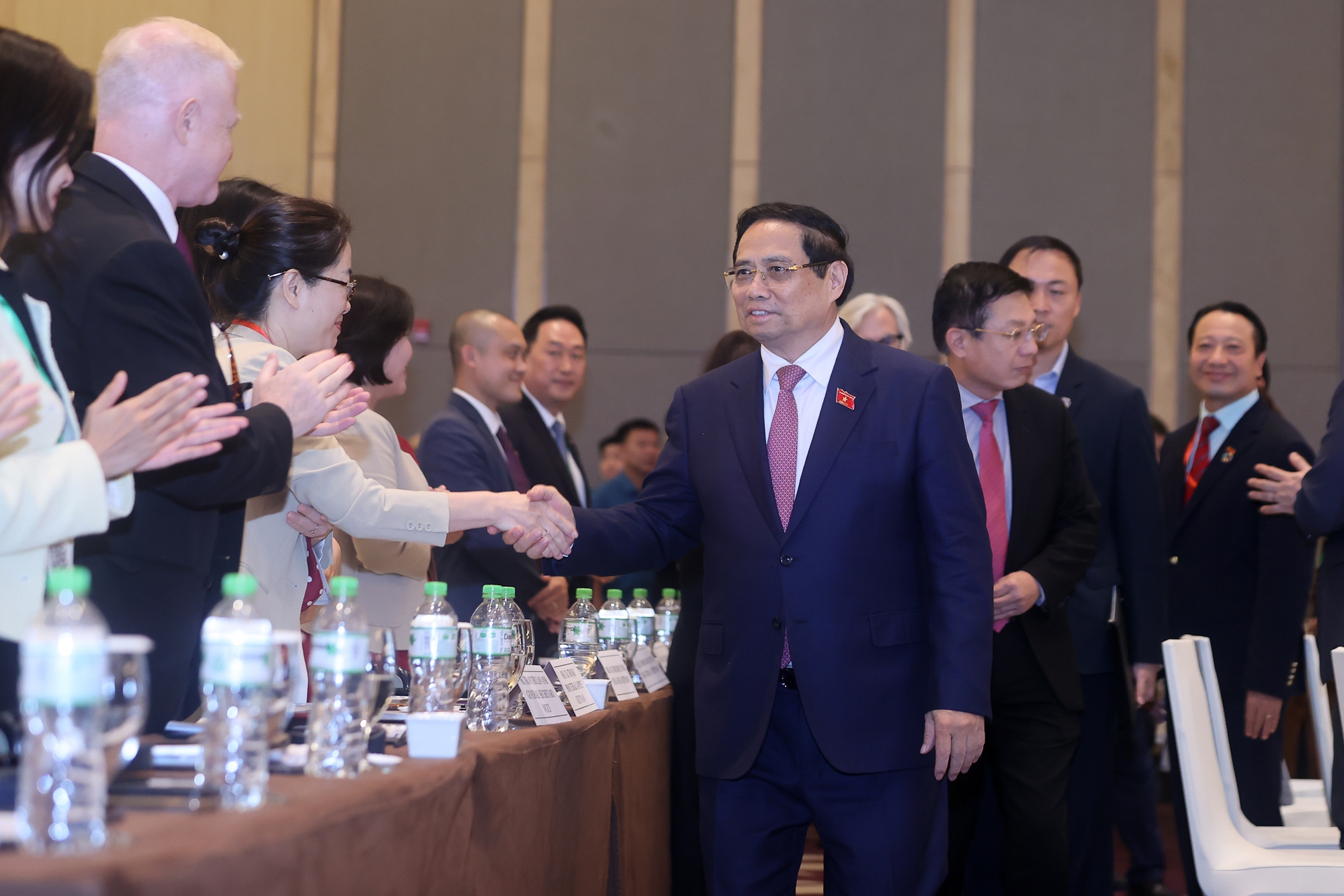 Thủ tướng Phạm Minh Chính đến dự Diễn đàn Doanh nghiệp Việt Nam thường niên năm 2025. Ảnh: Nhật Bắc - Ảnh 1.