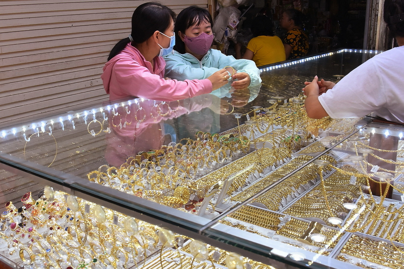 Giá vàng hôm nay 11 - 11: Tăng mạnh do kỳ vọng về mở cửa chính phủ Mỹ - Ảnh 1.