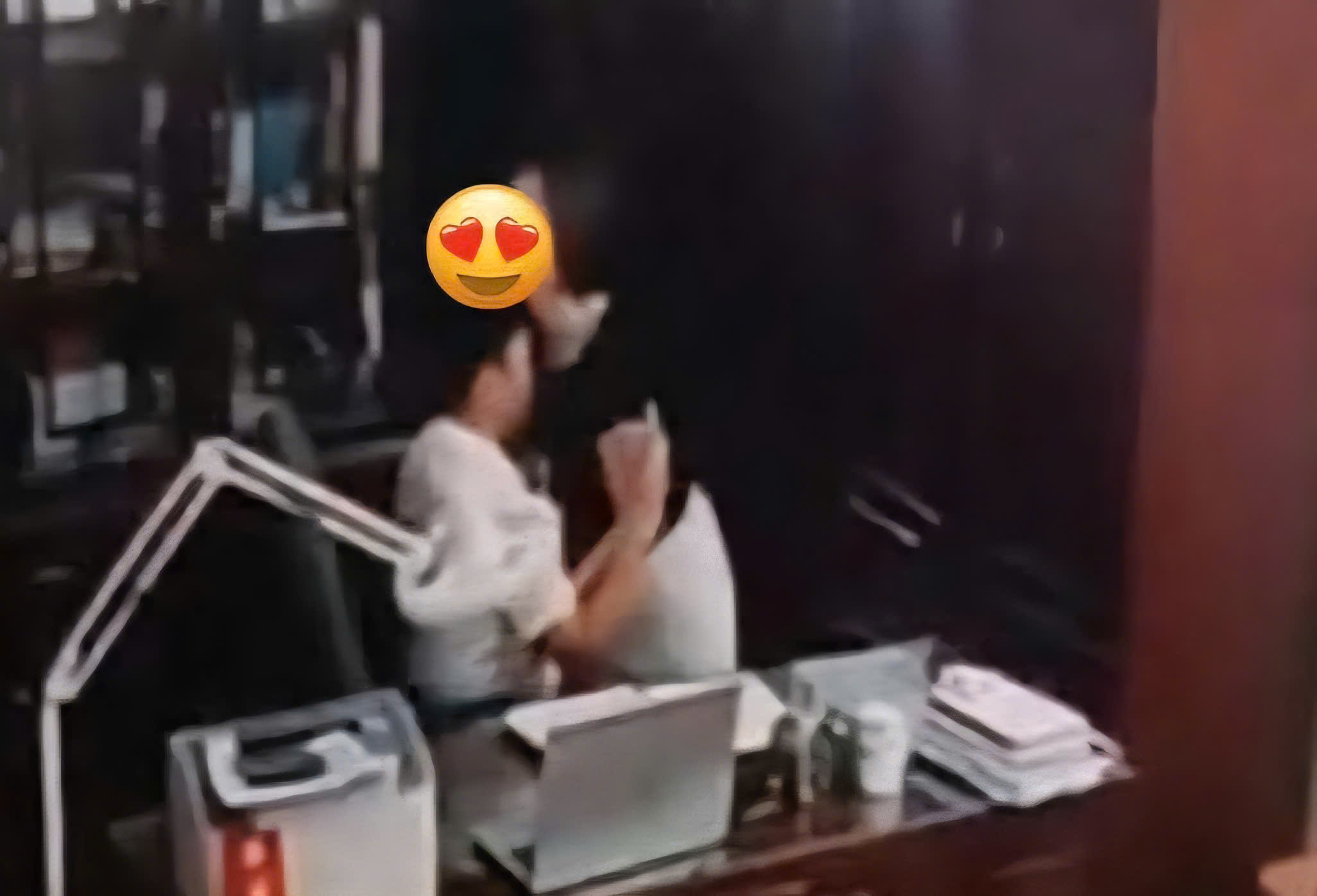 Người đ&agrave;n &ocirc;ng c&oacute; clip "th&acirc;n mật" với nhiều nữ giới kh&ocirc;ng phải thầy gi&aacute;o - Ảnh 1.
