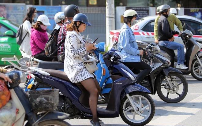 Cục CSGT: Dùng điện thoại khi dừng đèn đỏ sẽ không bị phạt