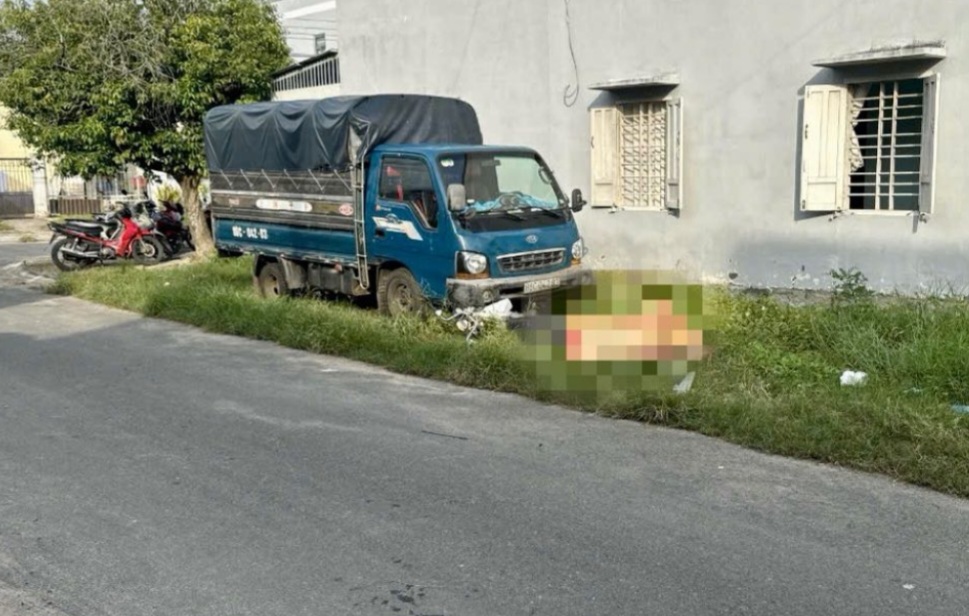 Va chạm xe tải dừng b&ecirc;n đường, người phụ nữ lớn tuổi tử vong tại chỗ - Ảnh 1.