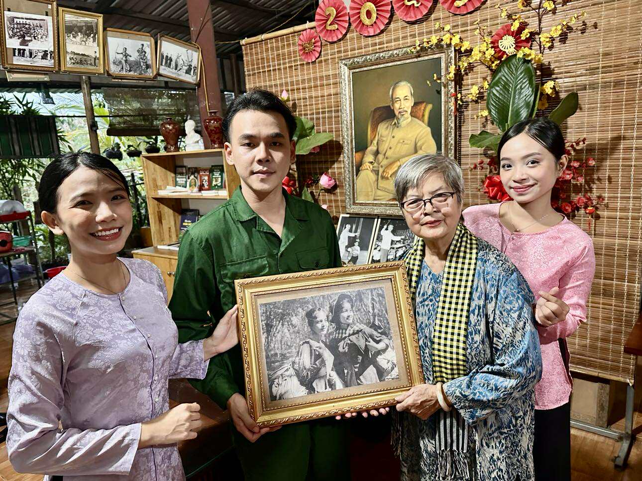 NSƯT Ca Lê Hồng, Phi Yến cùng VTV9 thực hiện phim tài liệu ký ức một thời hoa lửa - Ảnh 2.